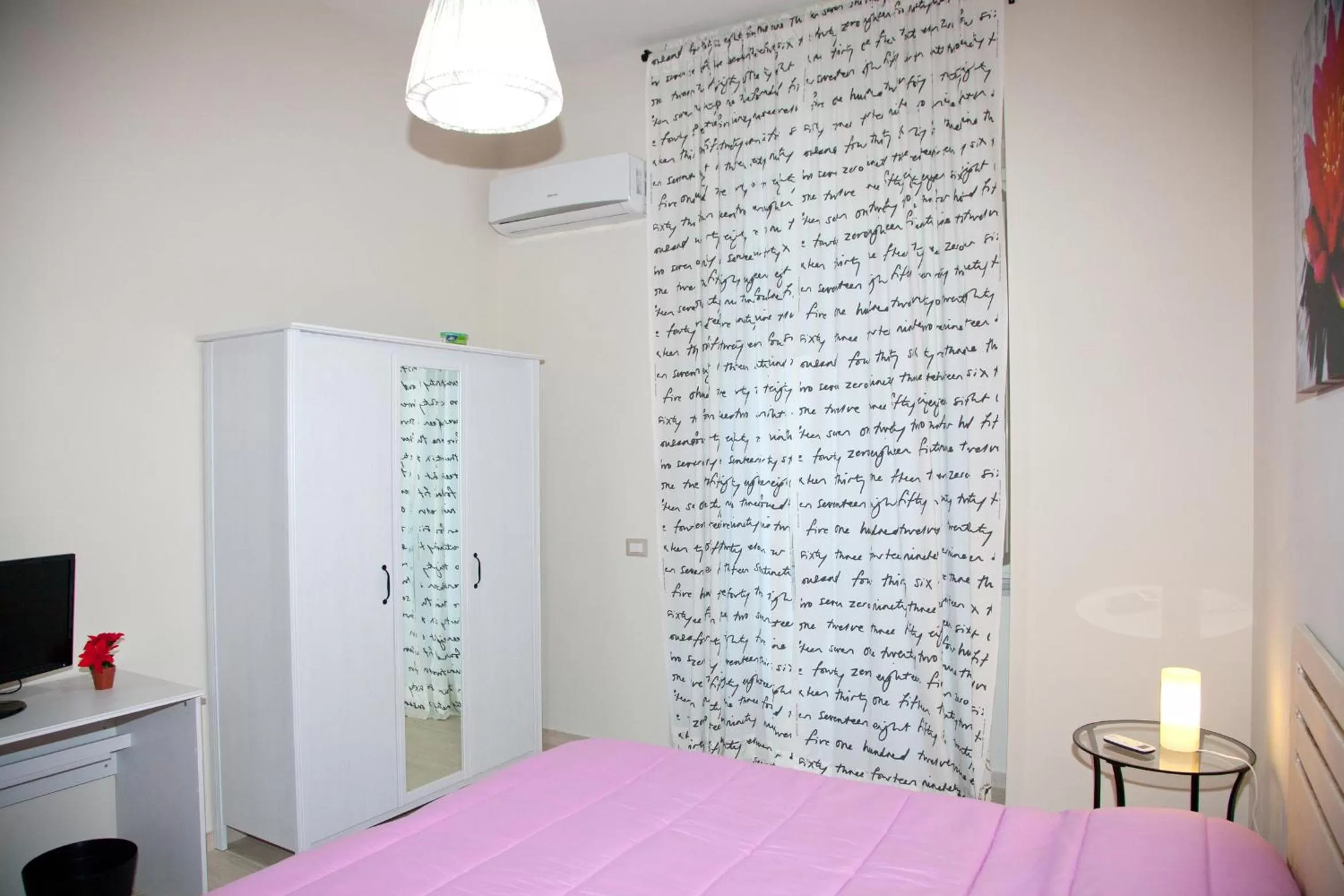 Photo of the whole room, Bed in Domus Armenio