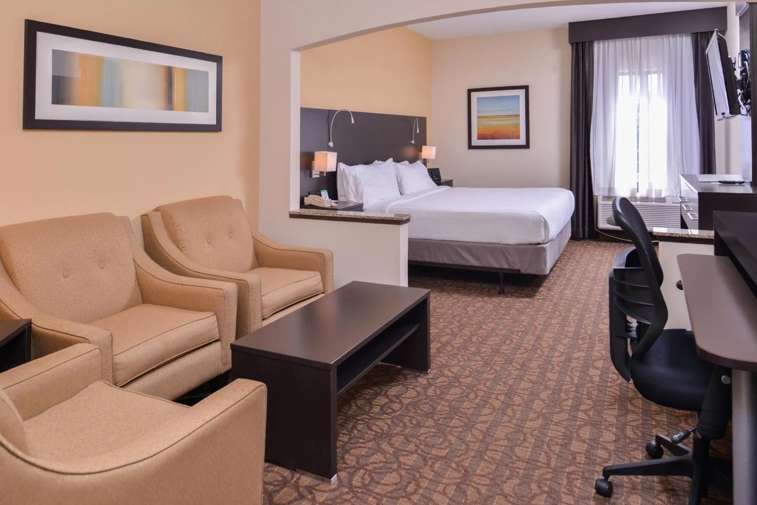 Photo of the whole room, Bed in Holiday Inn Express & Suites Topeka West I-70 Wanamaker by IHG