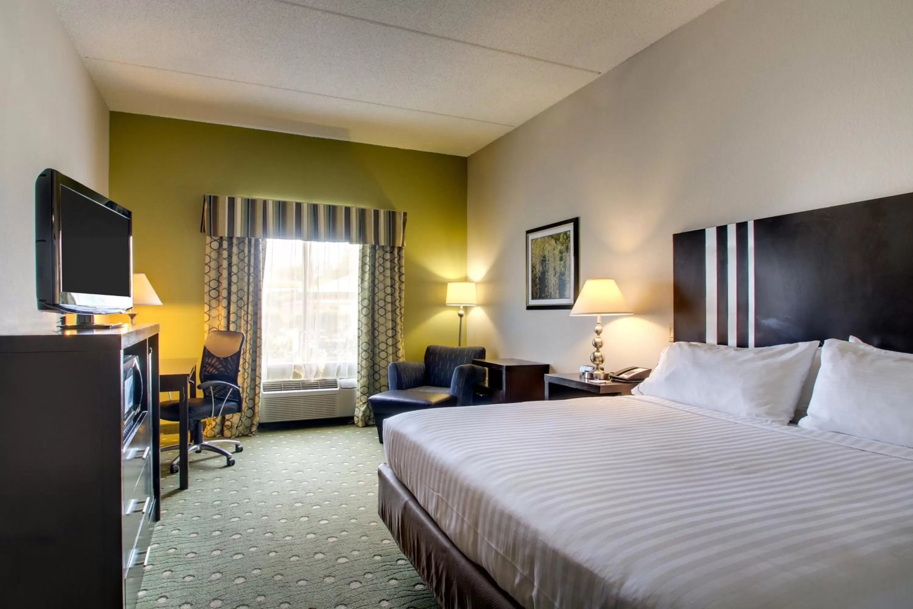 Photo of the whole room, Bed in Holiday Inn Express Hotel & Suites Live Oak by IHG