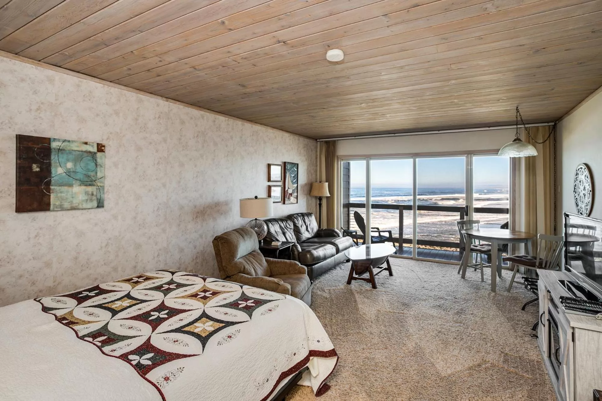 Bed in Lanai at the Cove