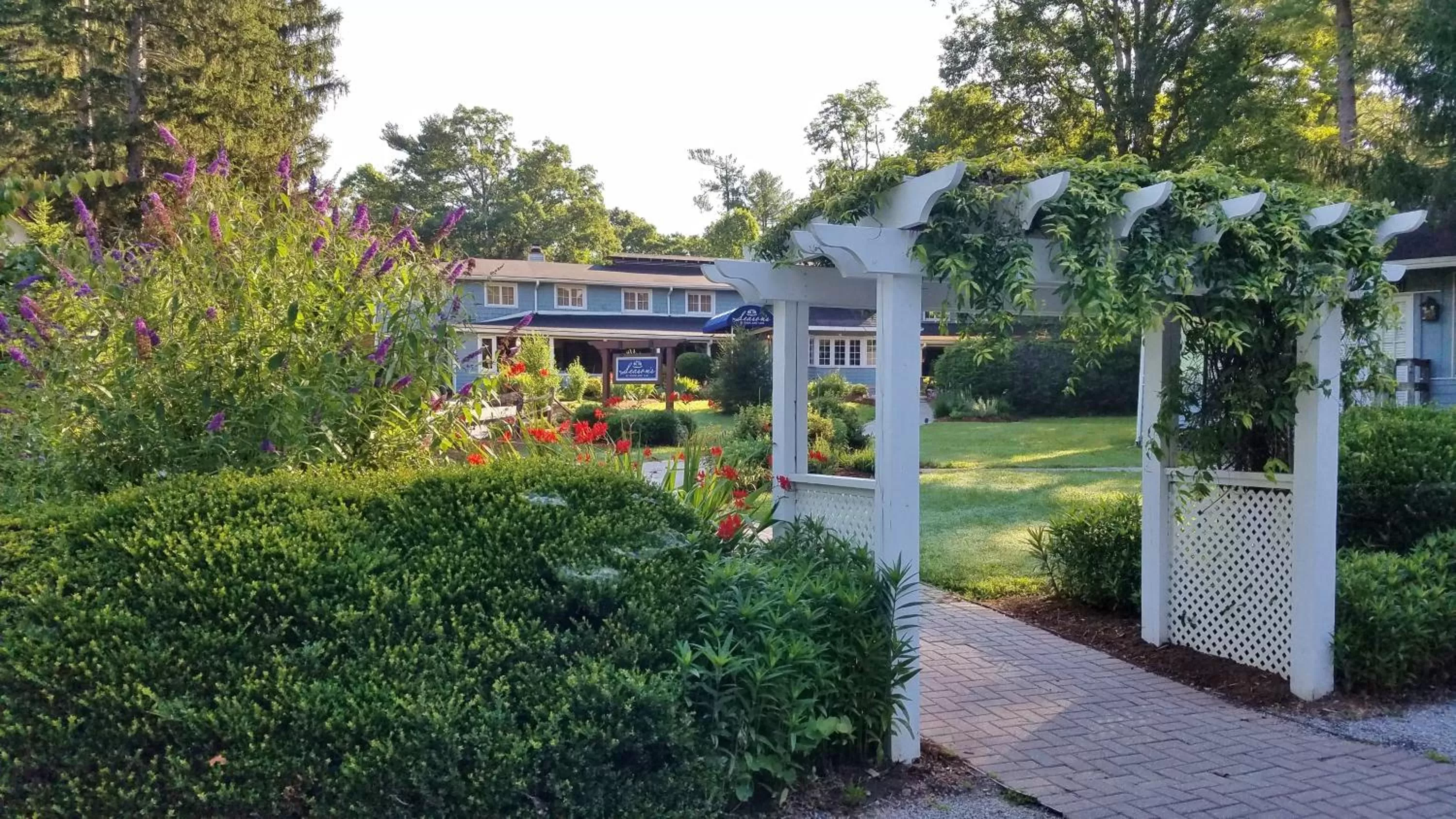 Restaurant/places to eat in Highland Lake Inn & Resort - Flat Rock