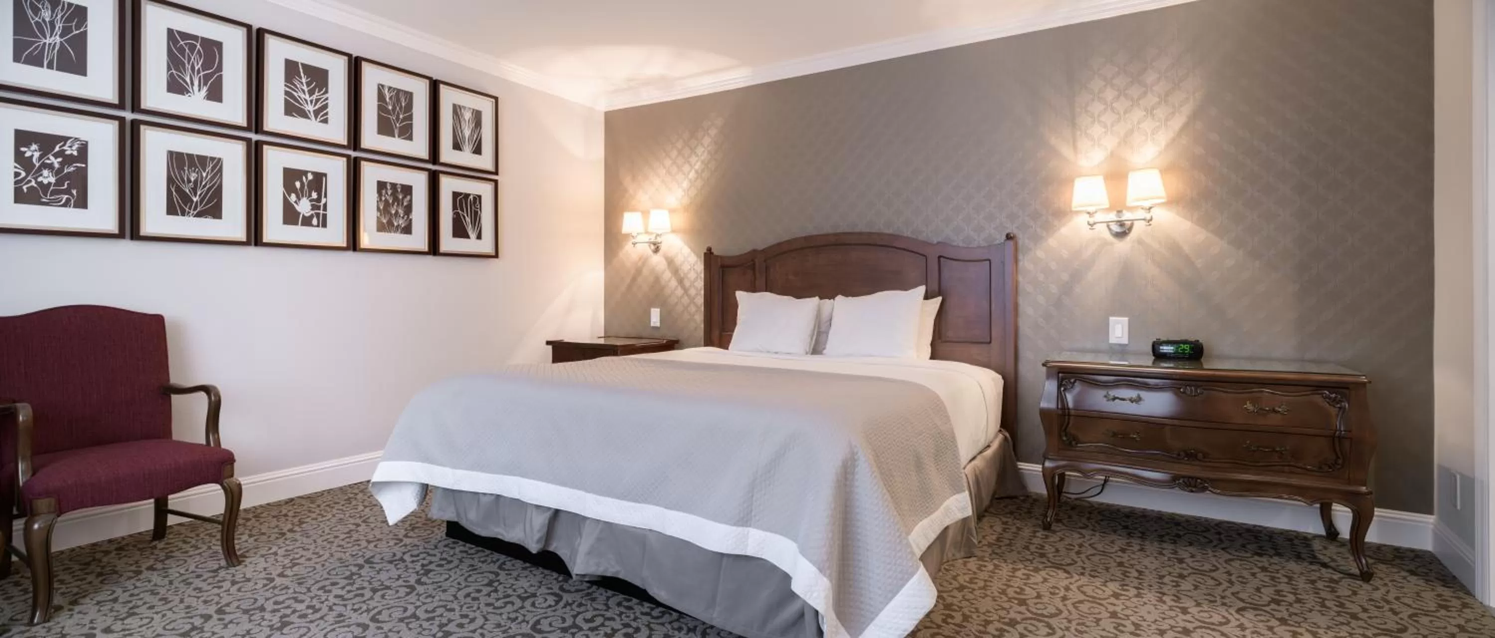 Bed in Woodcrest Hotel Cupertino