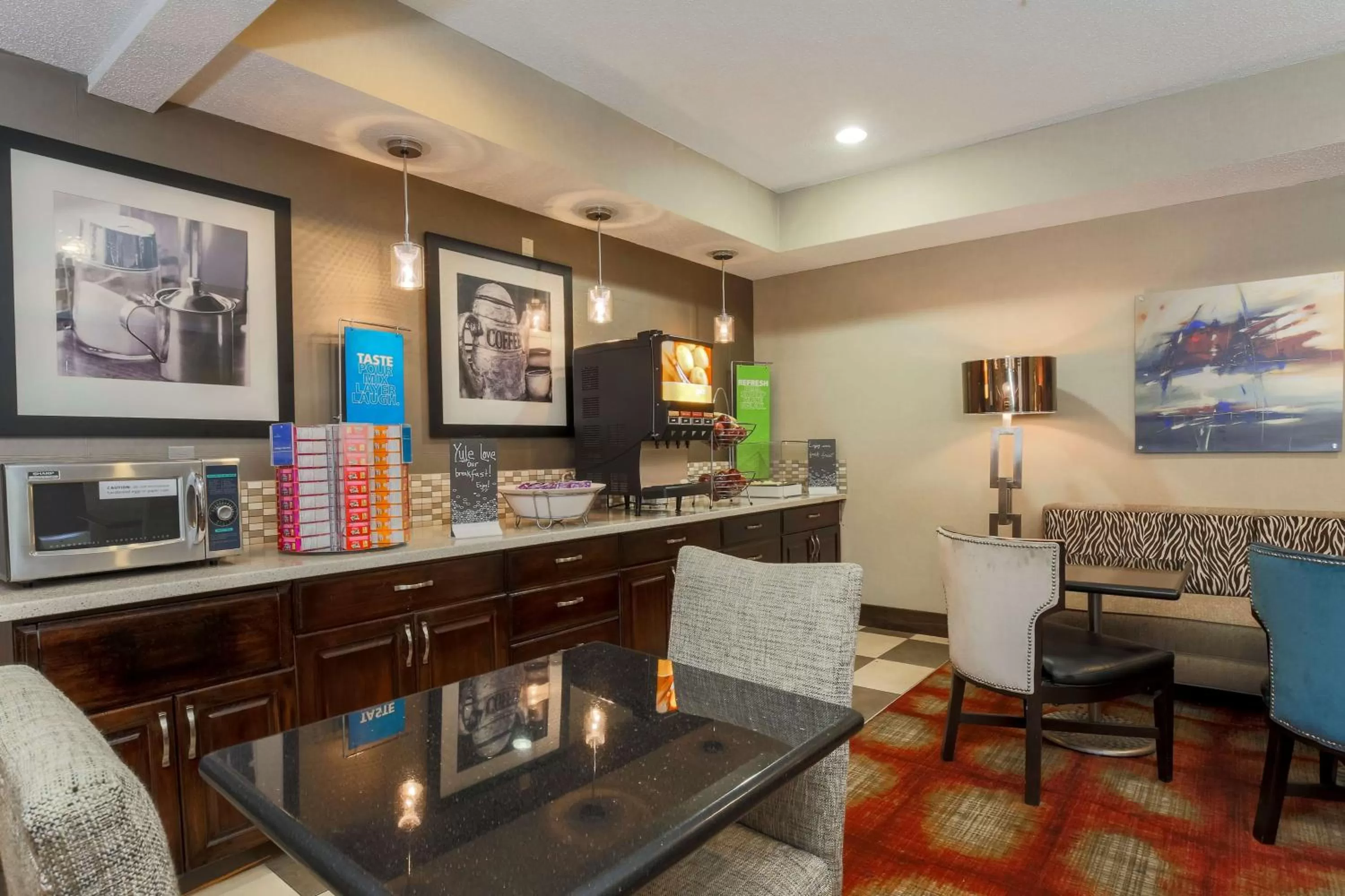Dining area in Hampton Inn Dayton/Fairborn