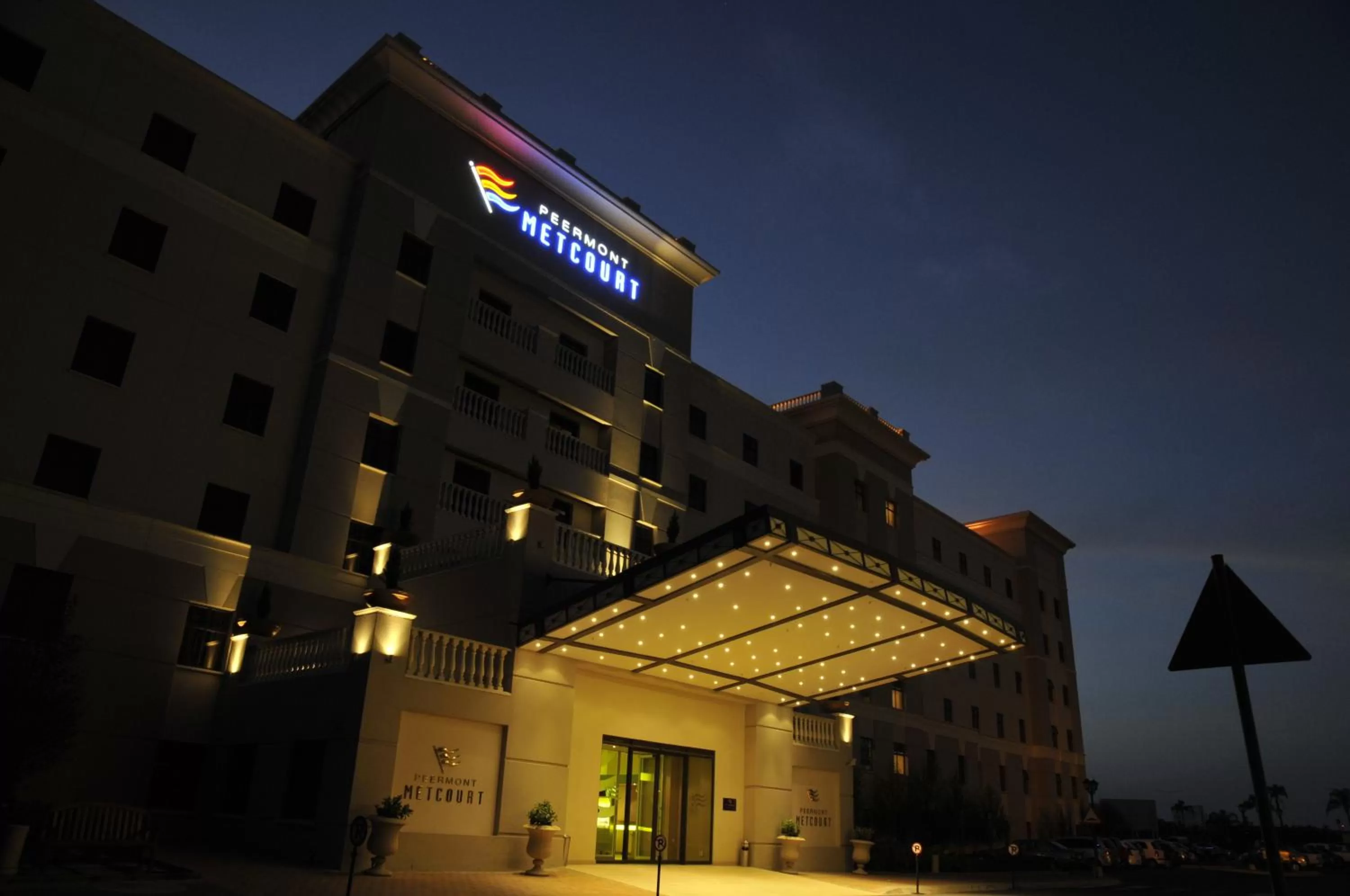 Facade/entrance in Metcourt at Emperors Palace