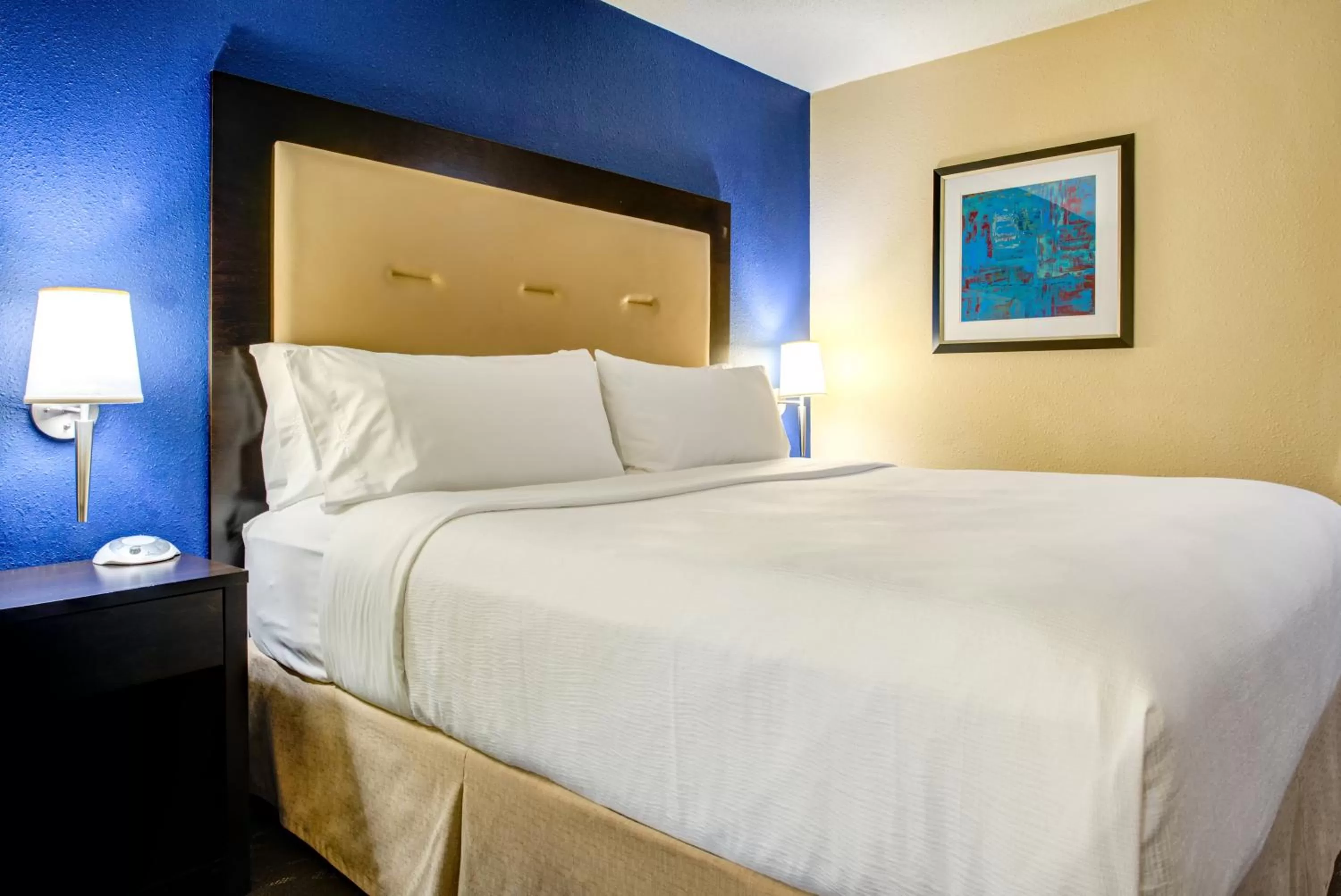 Photo of the whole room, Bed in Holiday Inn Indianapolis North-Carmel by IHG