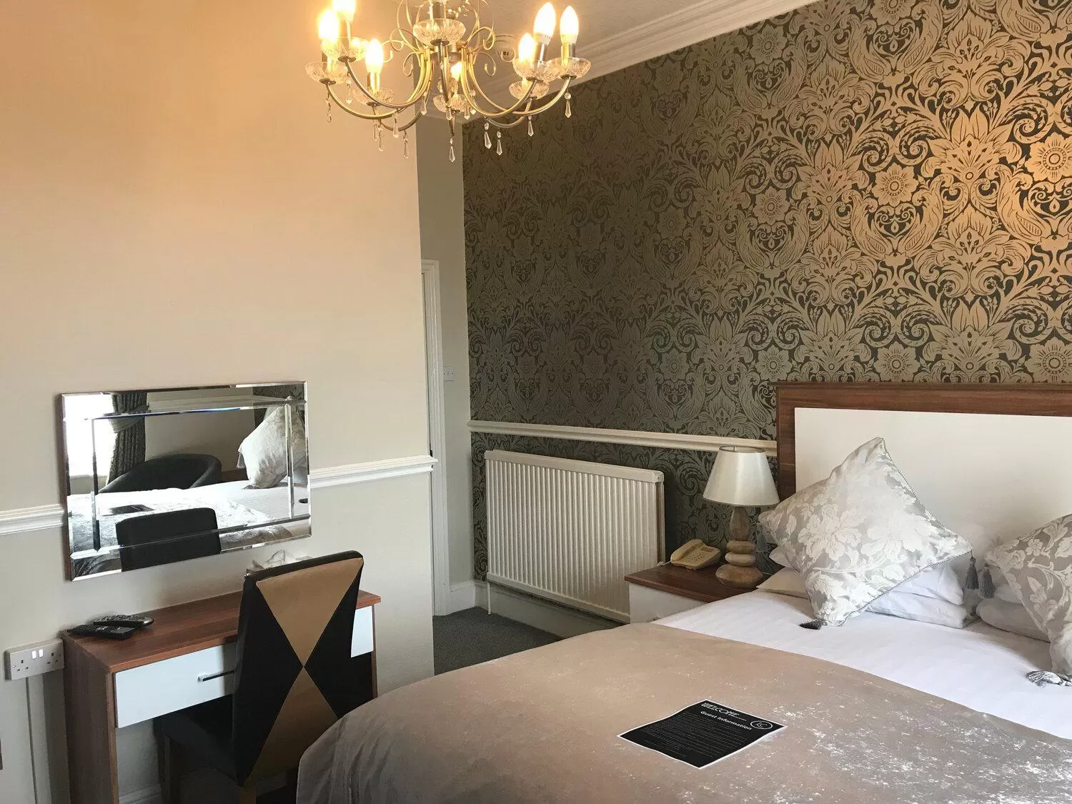 Bed in Lauriston & Lawton Court Hotel