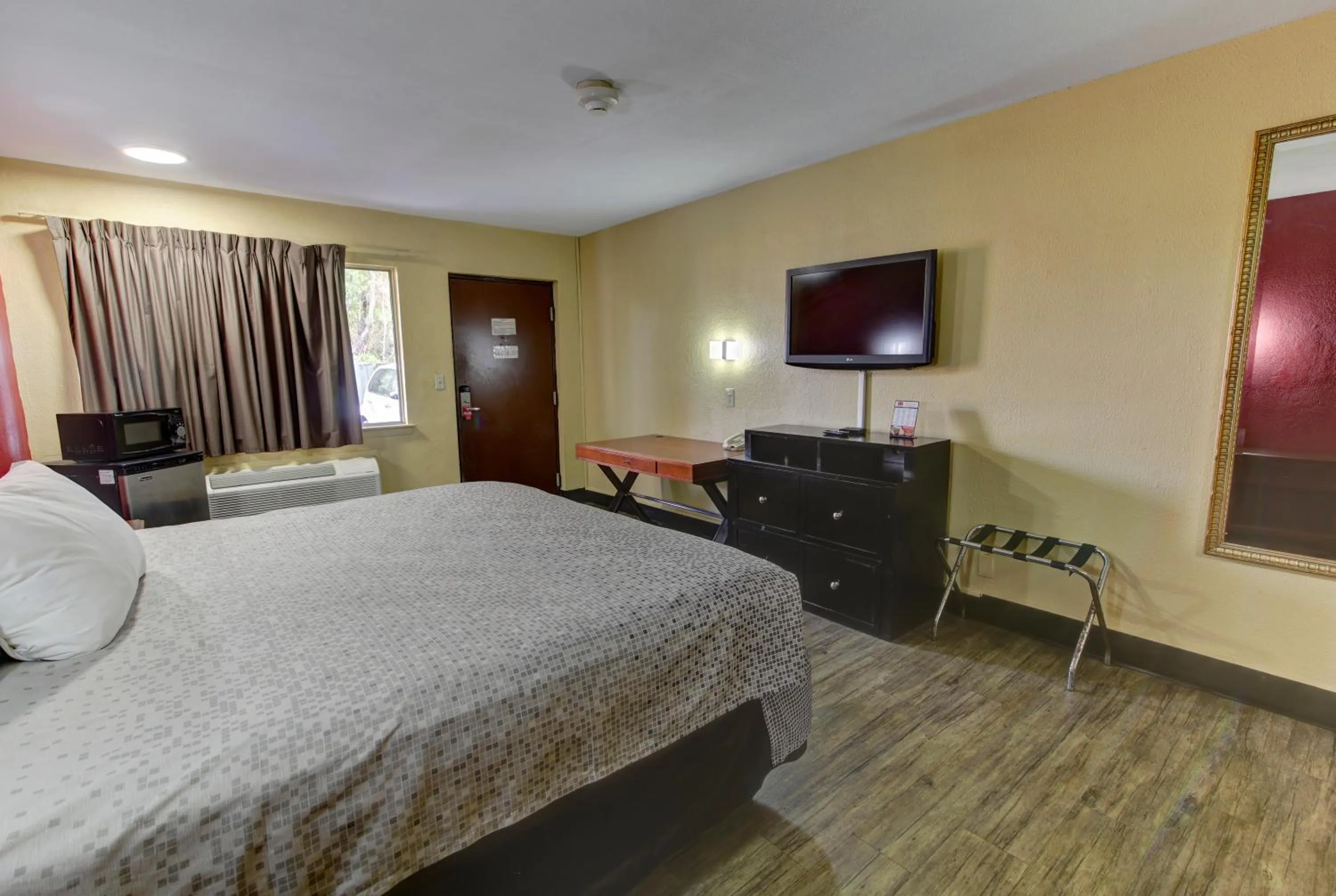 Bed in Econo Lodge Virginia Beach Town Center