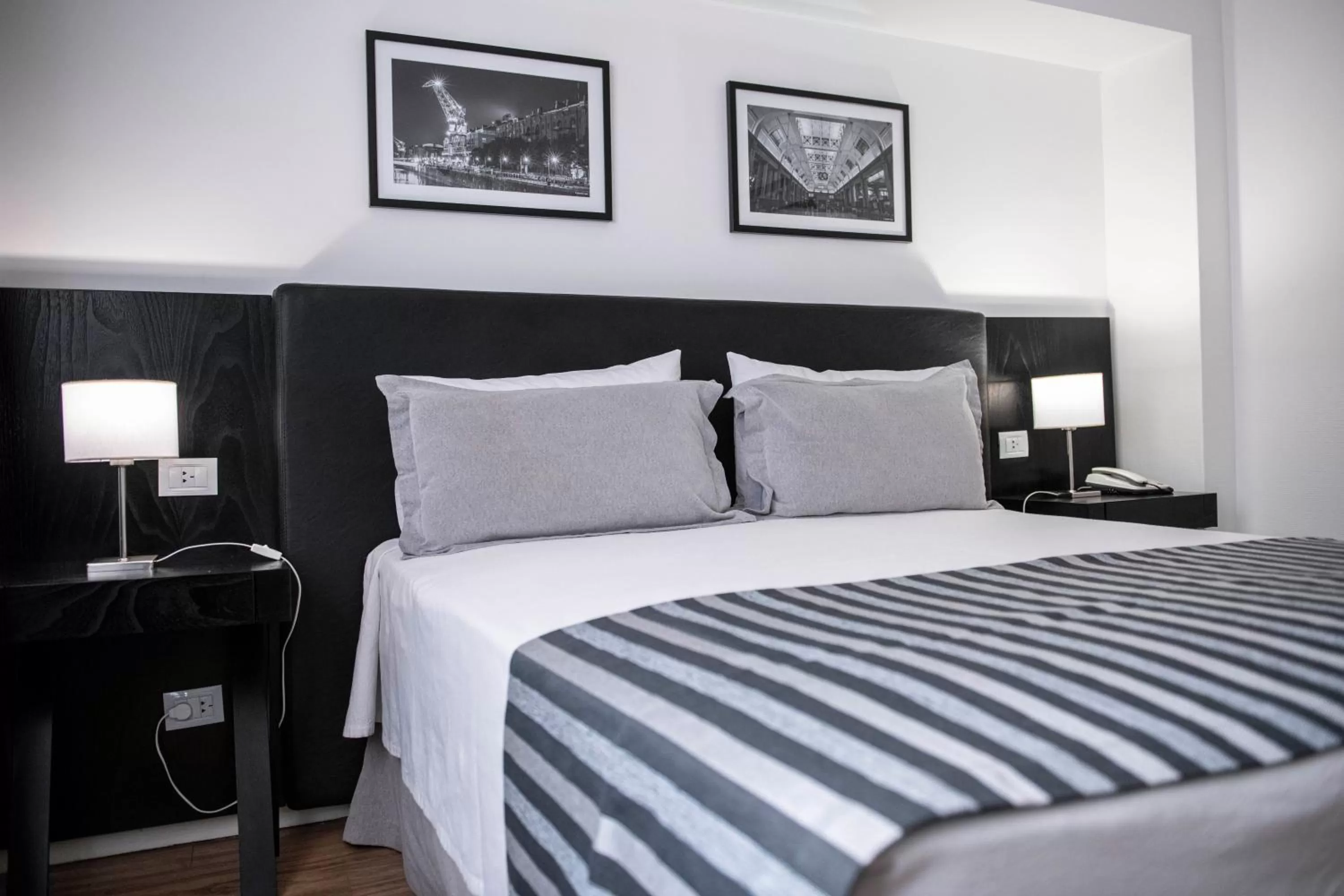 Bedroom, Bed in Grand King Hotel