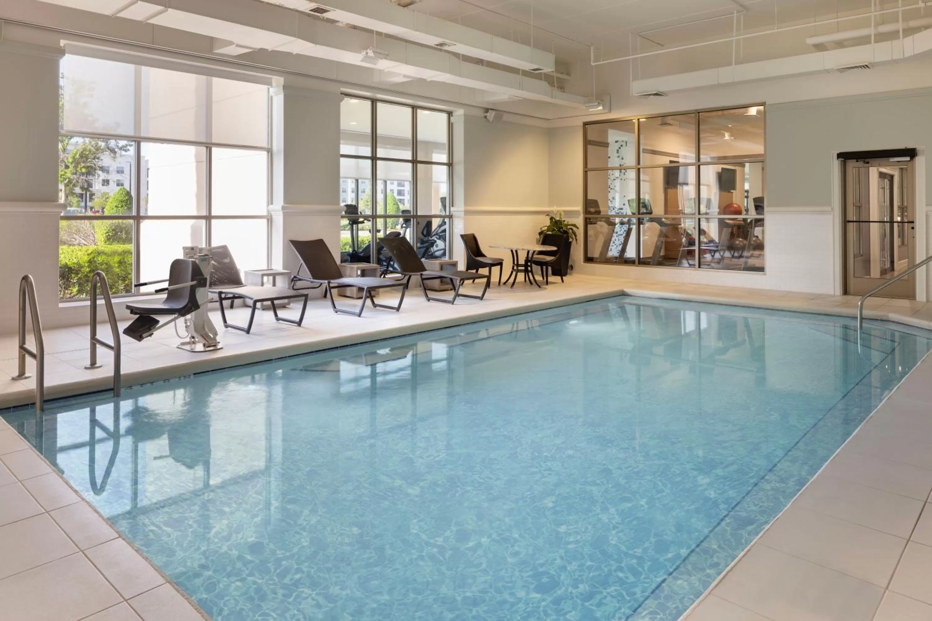 Swimming pool in Sheraton Jacksonville Hotel