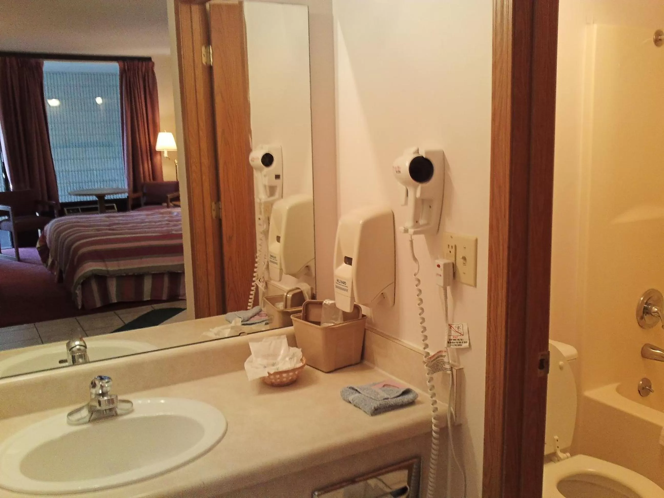 Bathroom, Bed in Ozark Valley Inn