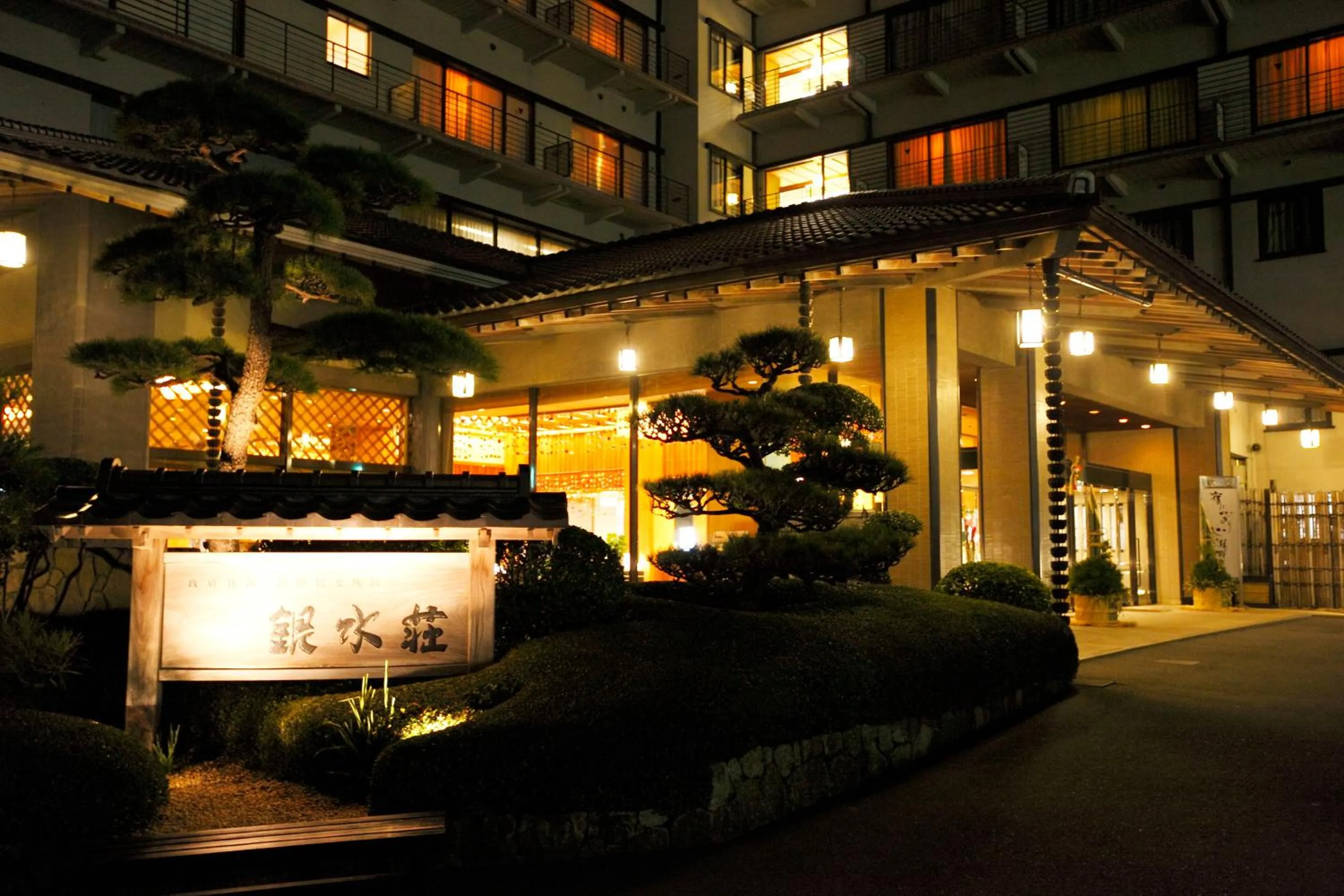 Facade/entrance in Inatori Ginsuiso