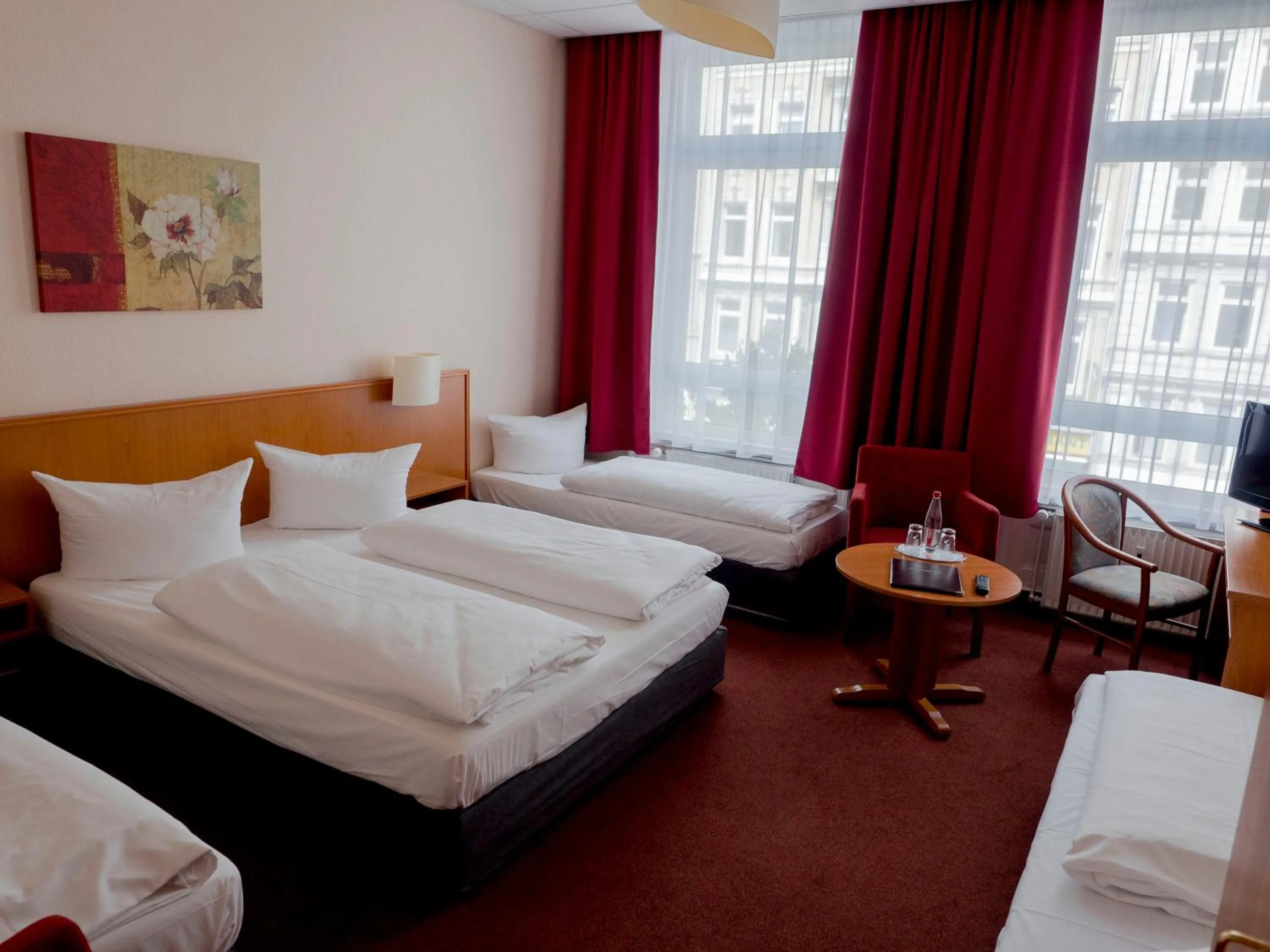 Photo of the whole room, Bed in Hotel Residence am Hauptbahnhof