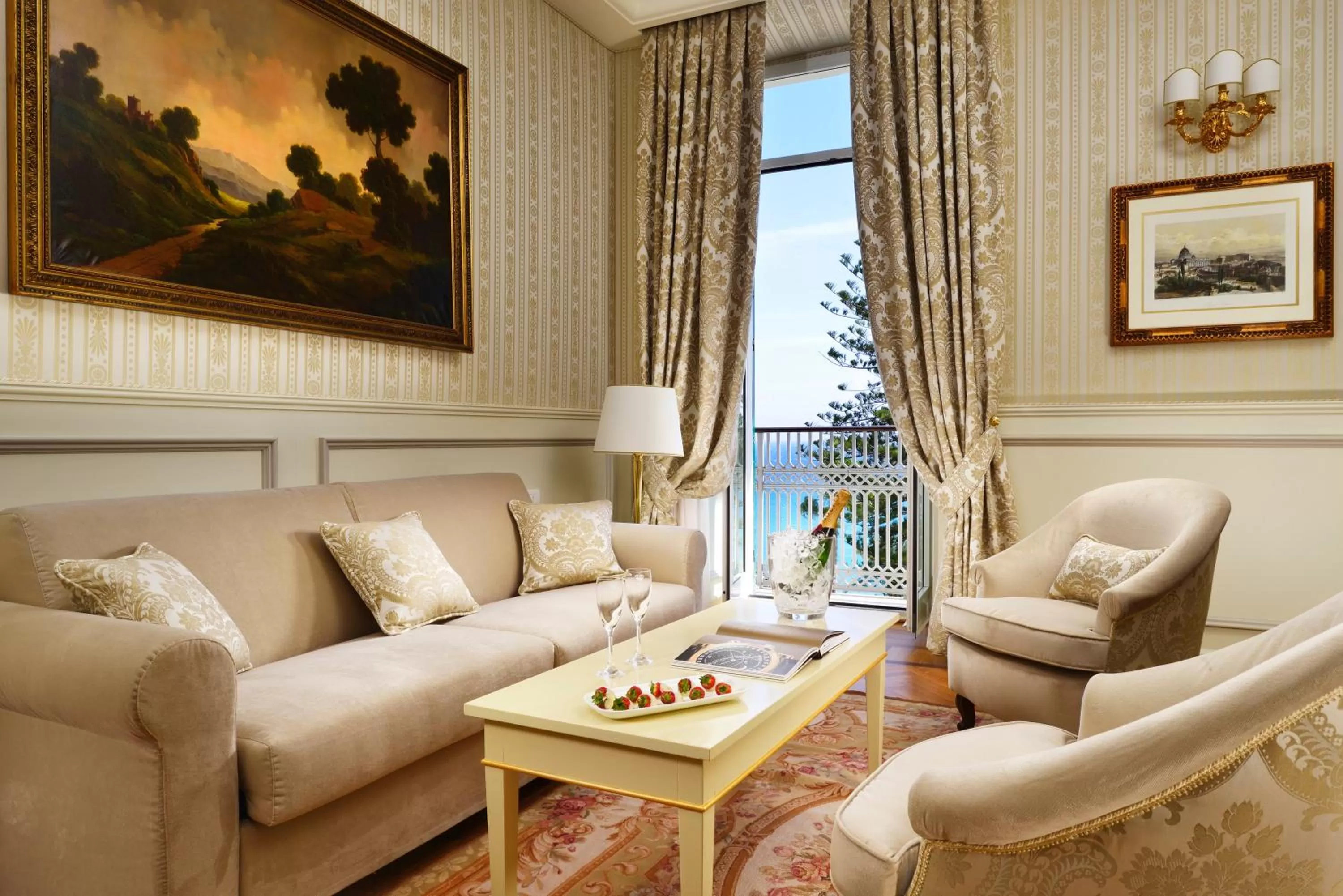 Living room in Royal Hotel Sanremo