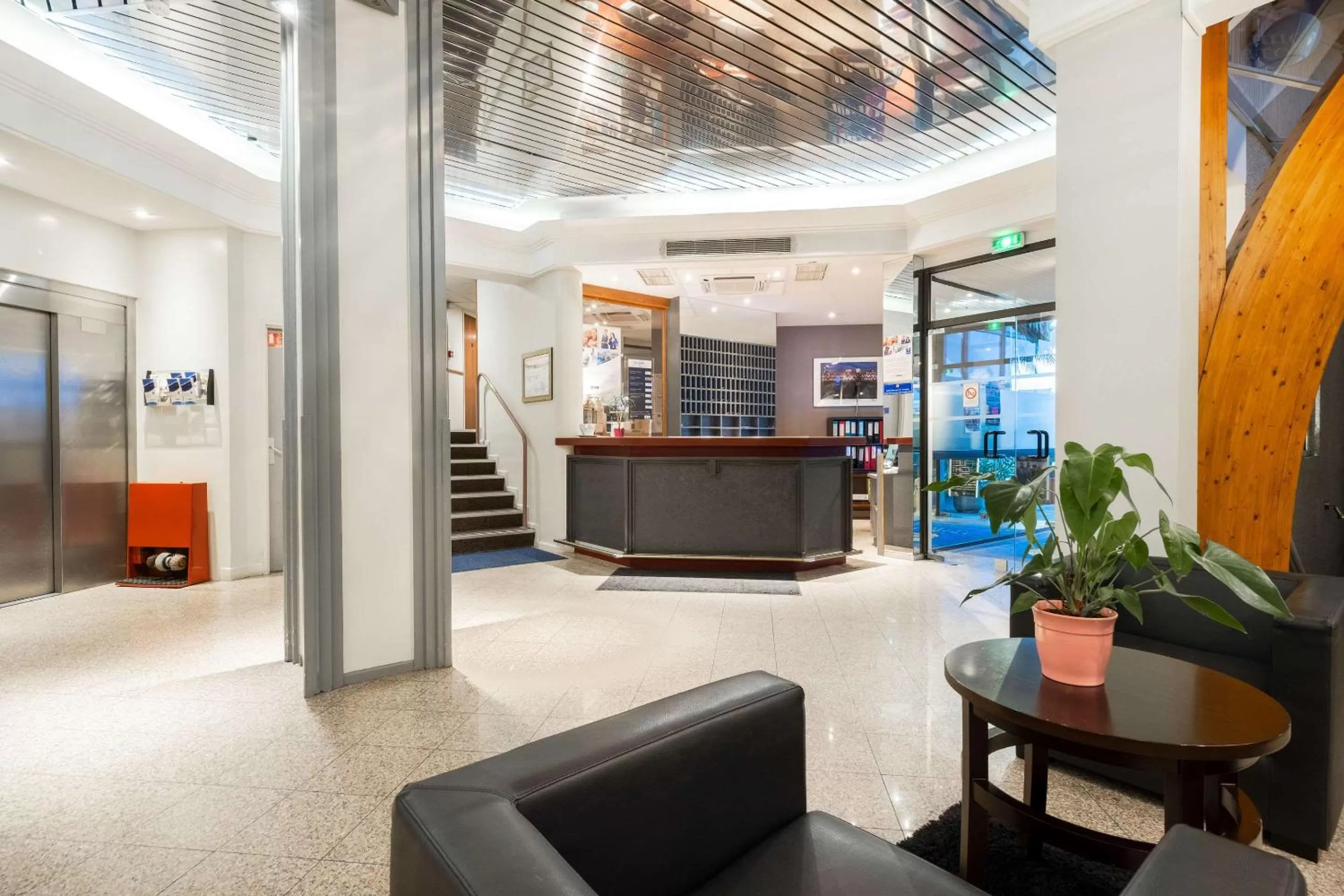 Lobby or reception in Comfort Hotel Toulouse Sud