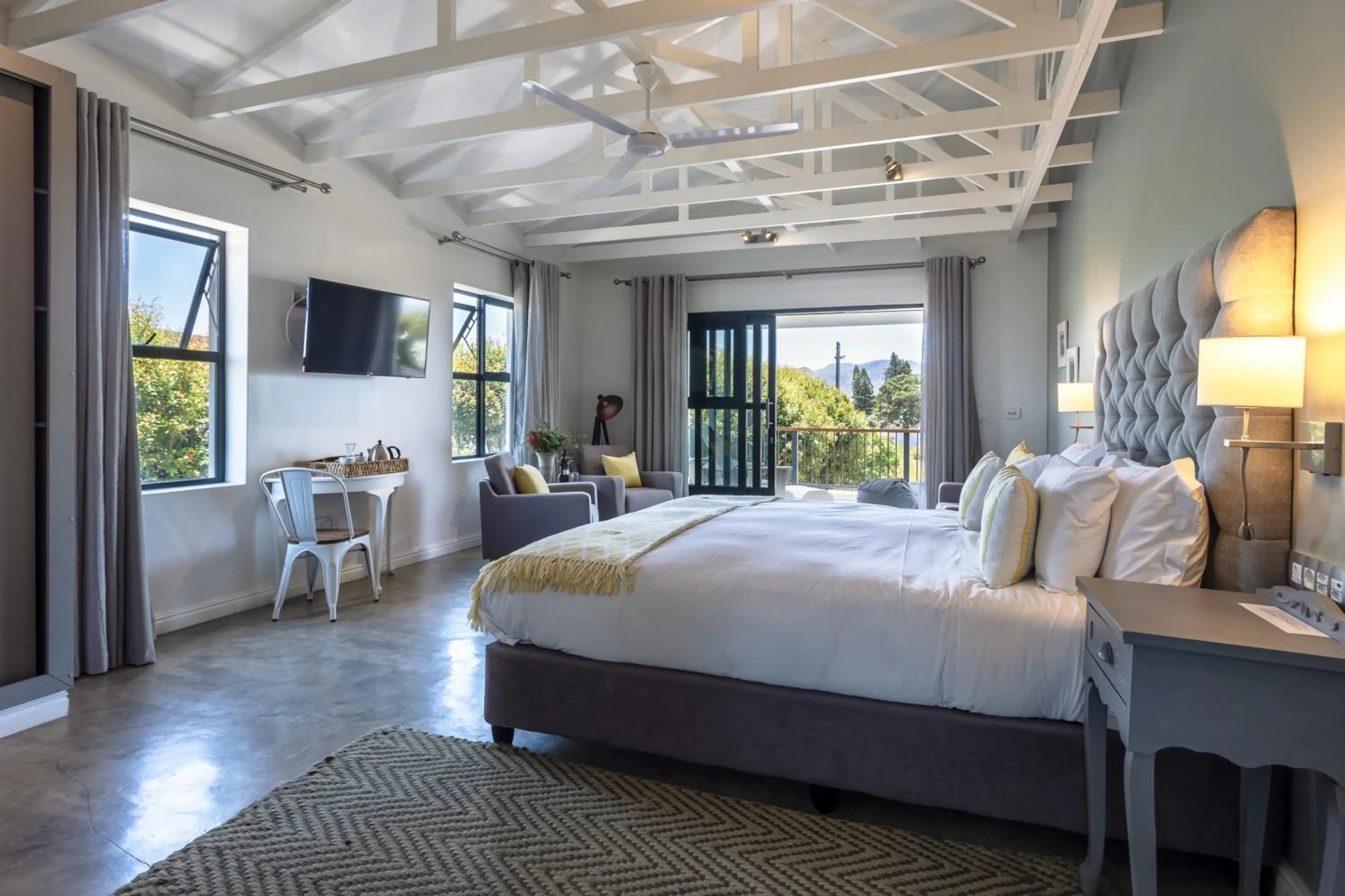 Photo of the whole room, Bed in Whale Rock Luxury Lodge