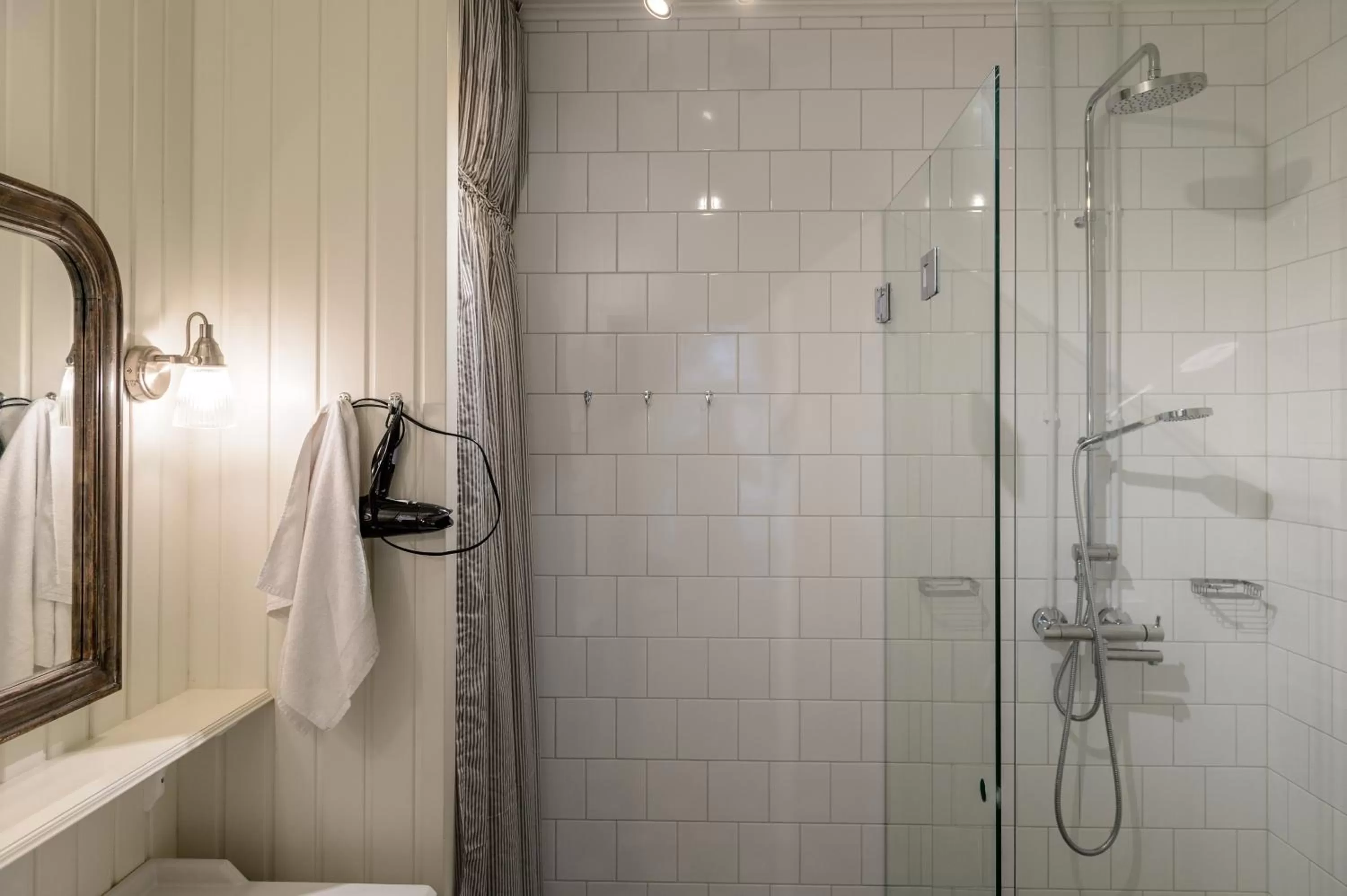 Shower, Bathroom in Hotel Bulevard