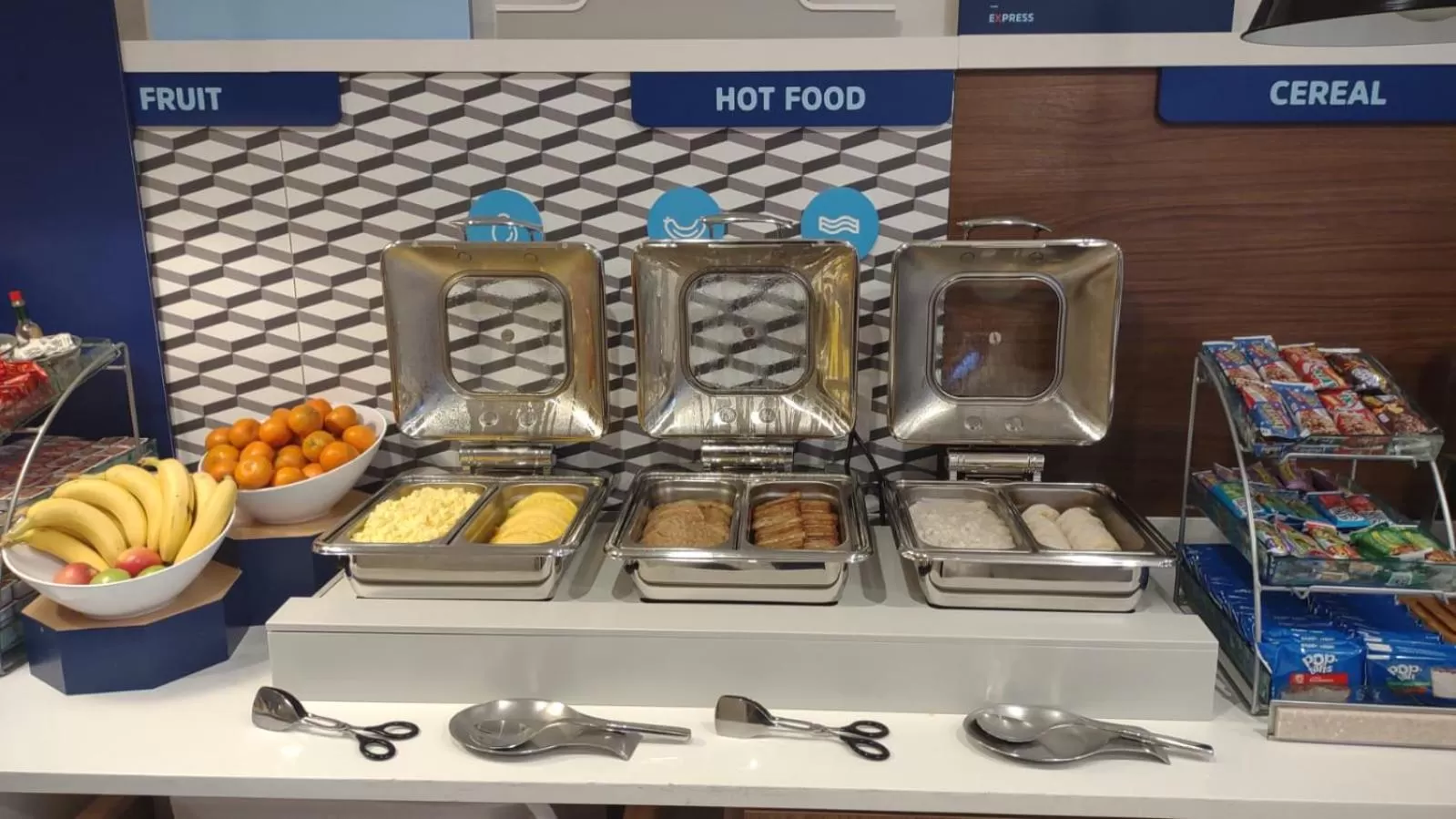 Food and drinks in Holiday Inn Express & Suites Chicago West - St Charles by IHG