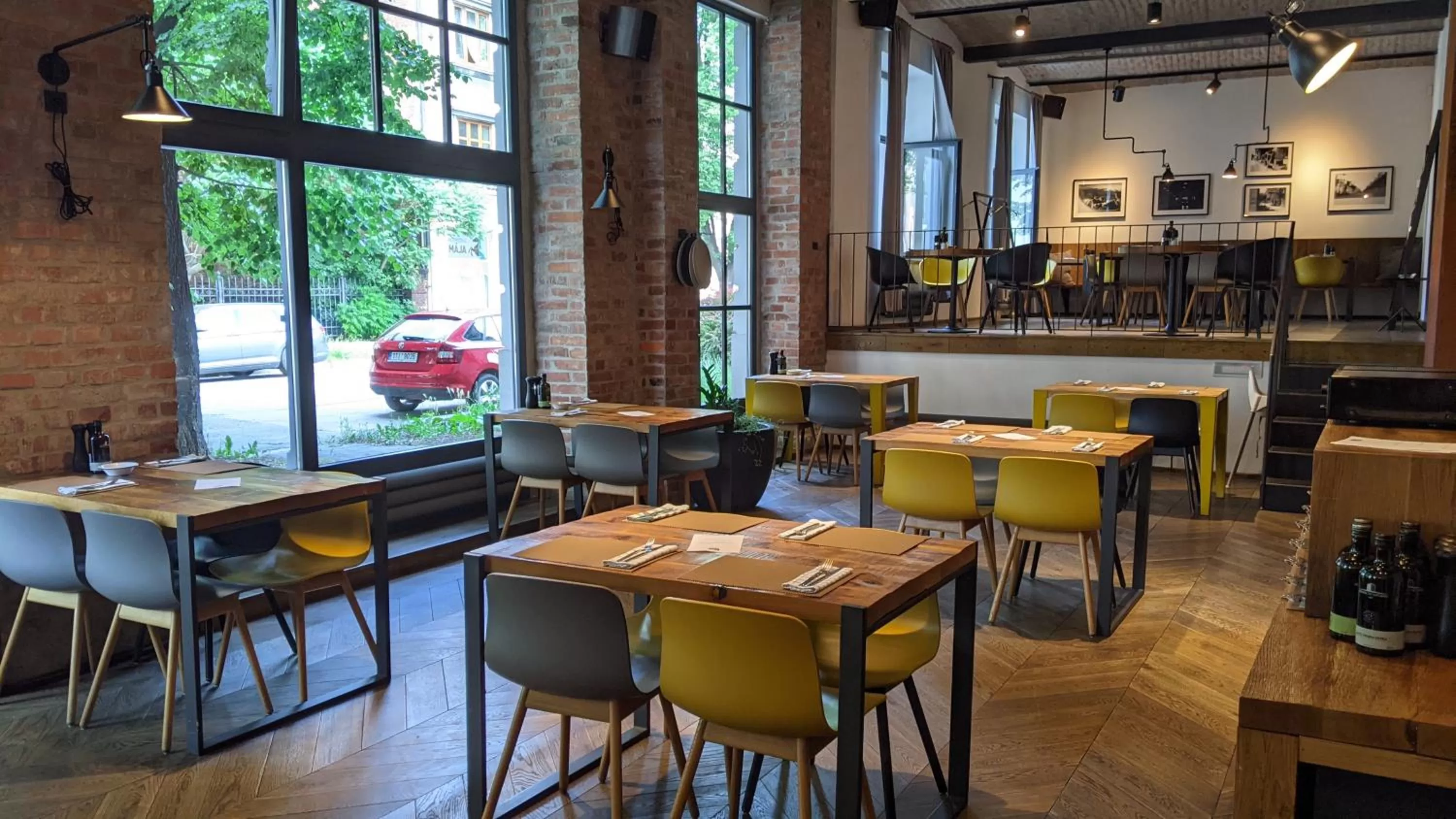 Restaurant/places to eat in Hotel city.city