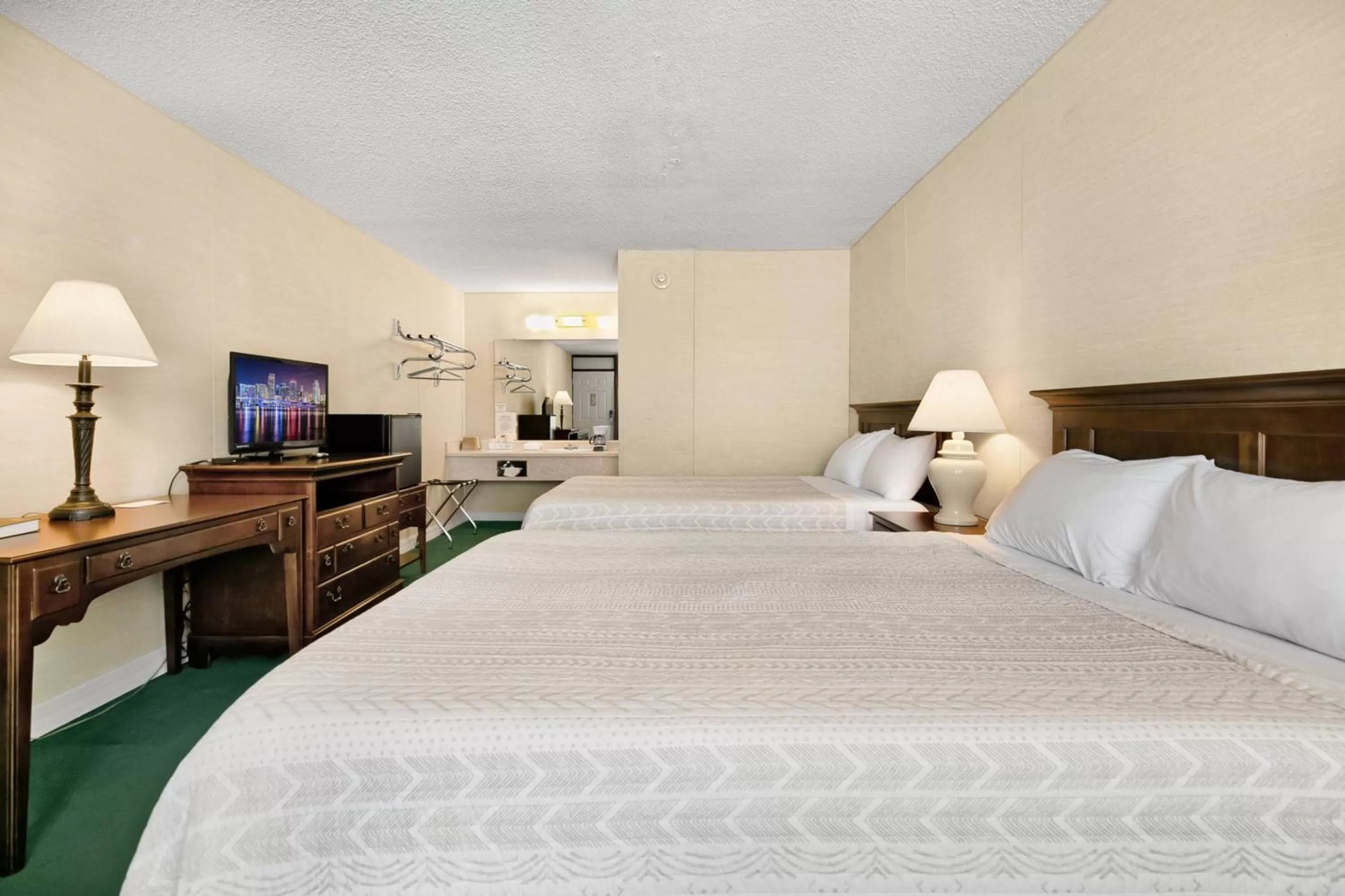 Bed in Candlewick Inn and Suites