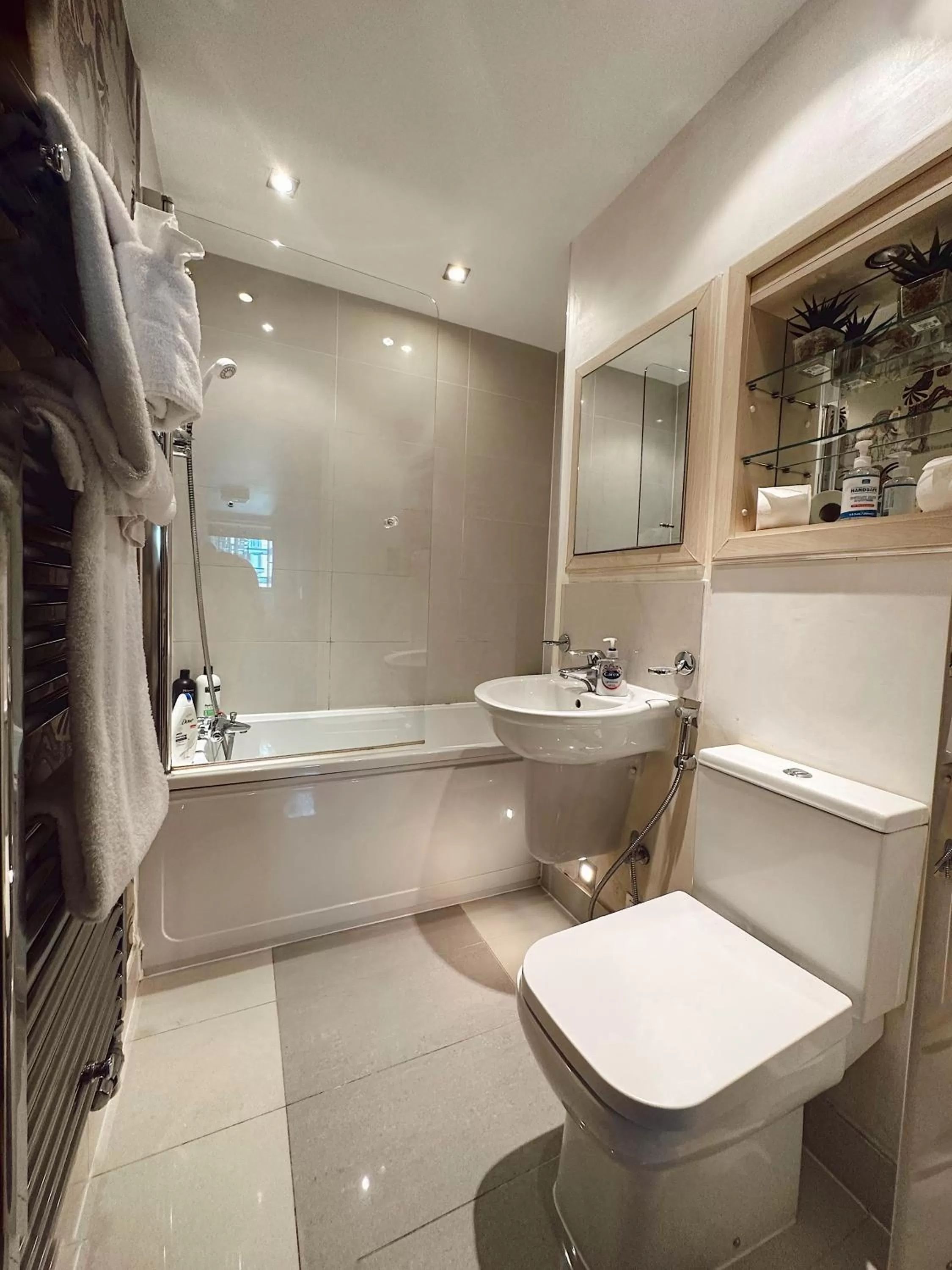 Shower in Canary Wharf - Luxury Apartments