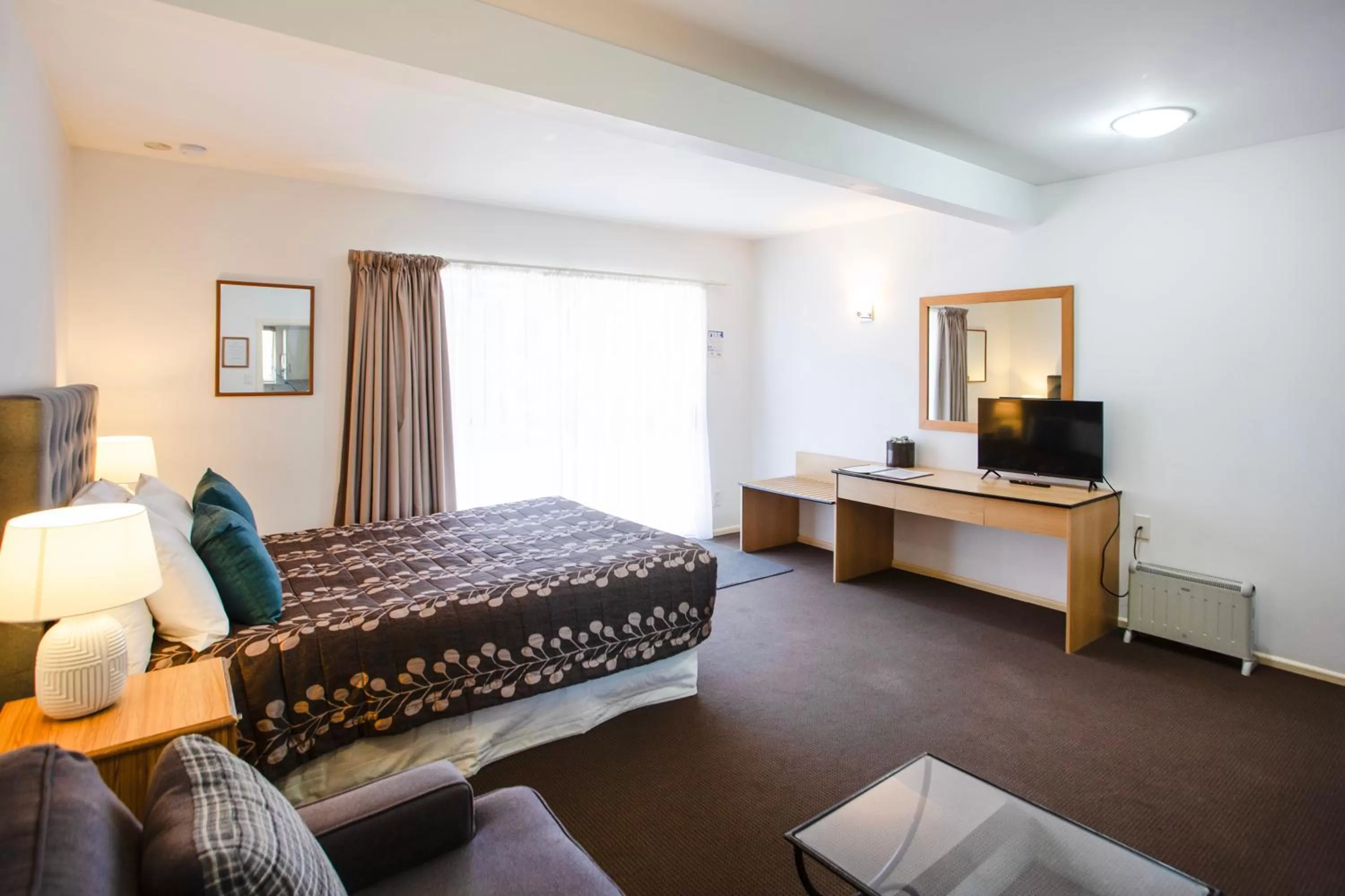 Communal lounge/ TV room, Bed in Casino Court Motor Lodge