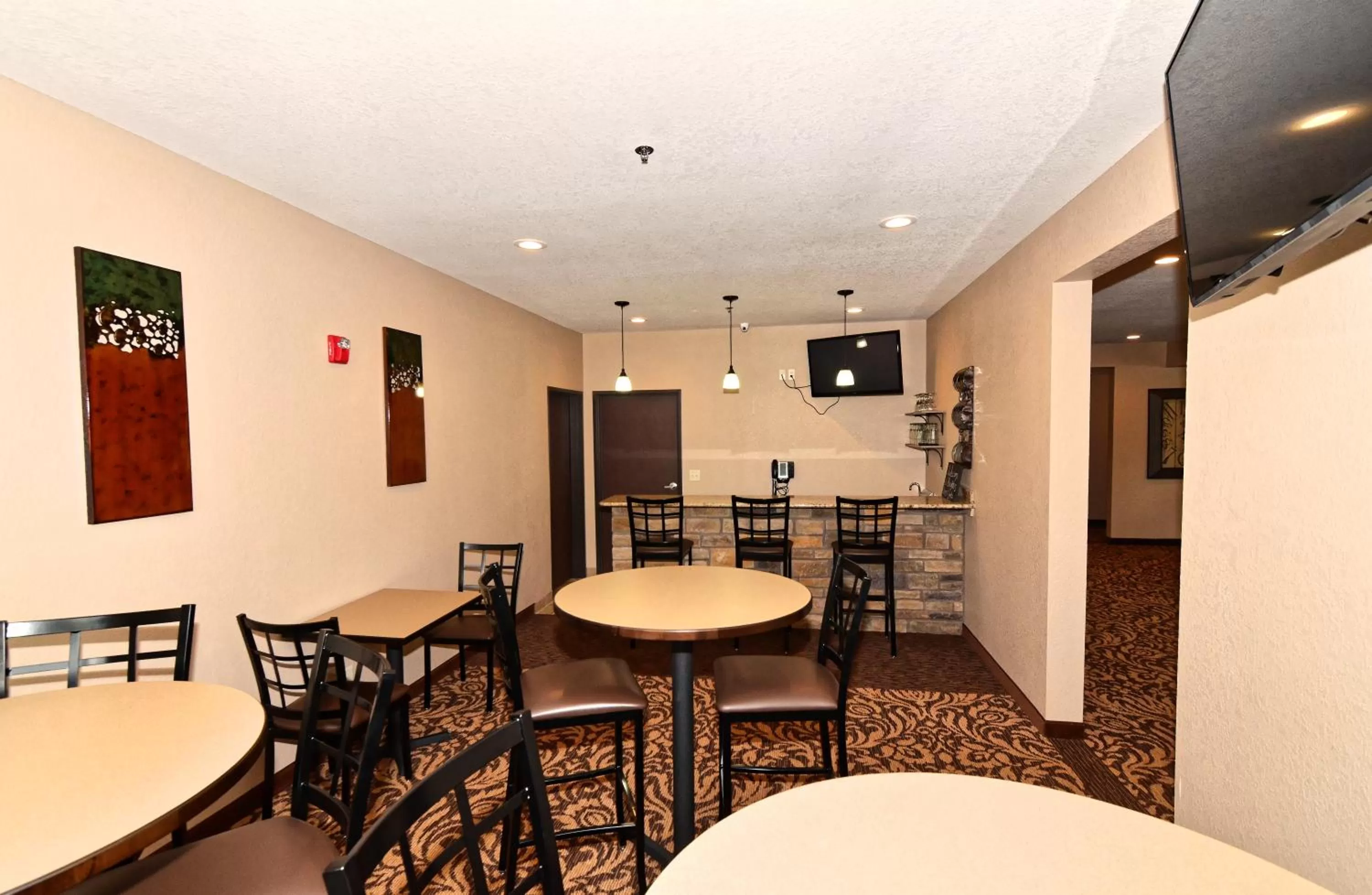 Lounge or bar in Cobblestone Inn & Suites - Clarion