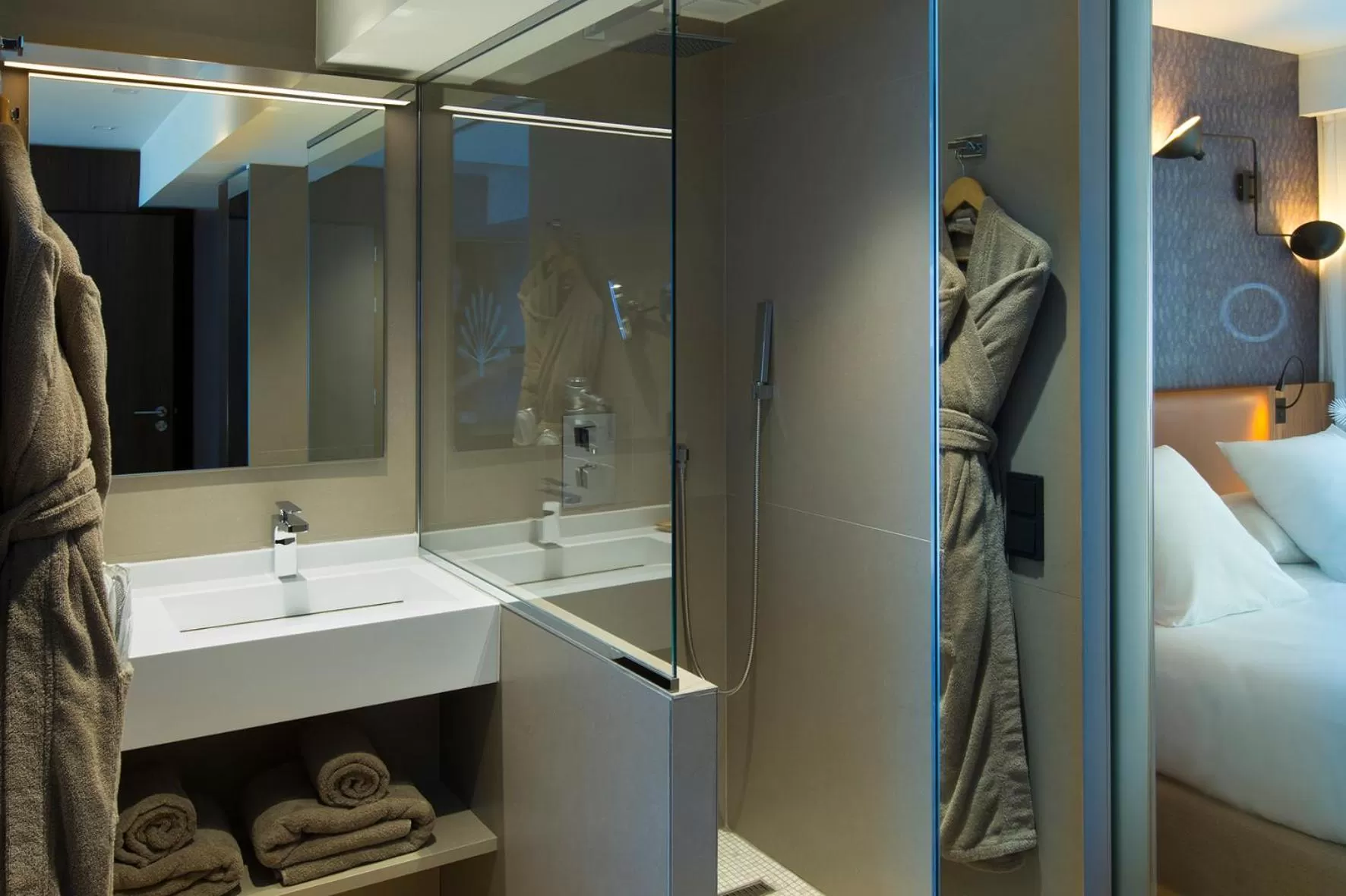 Photo of the whole room, Bed in Hotel L'Arbre Voyageur - LILLE