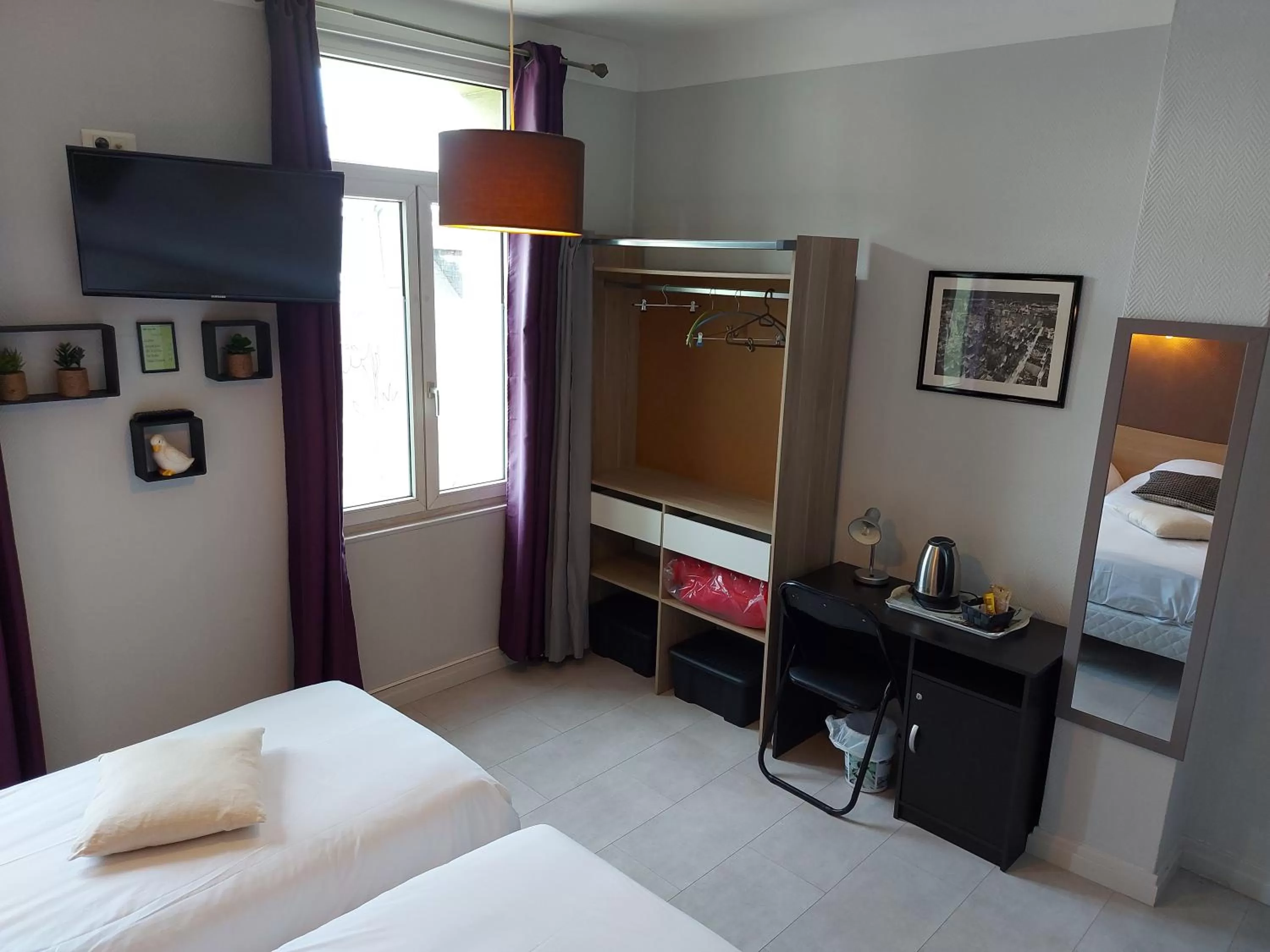 Bed in Hotel De La Paix