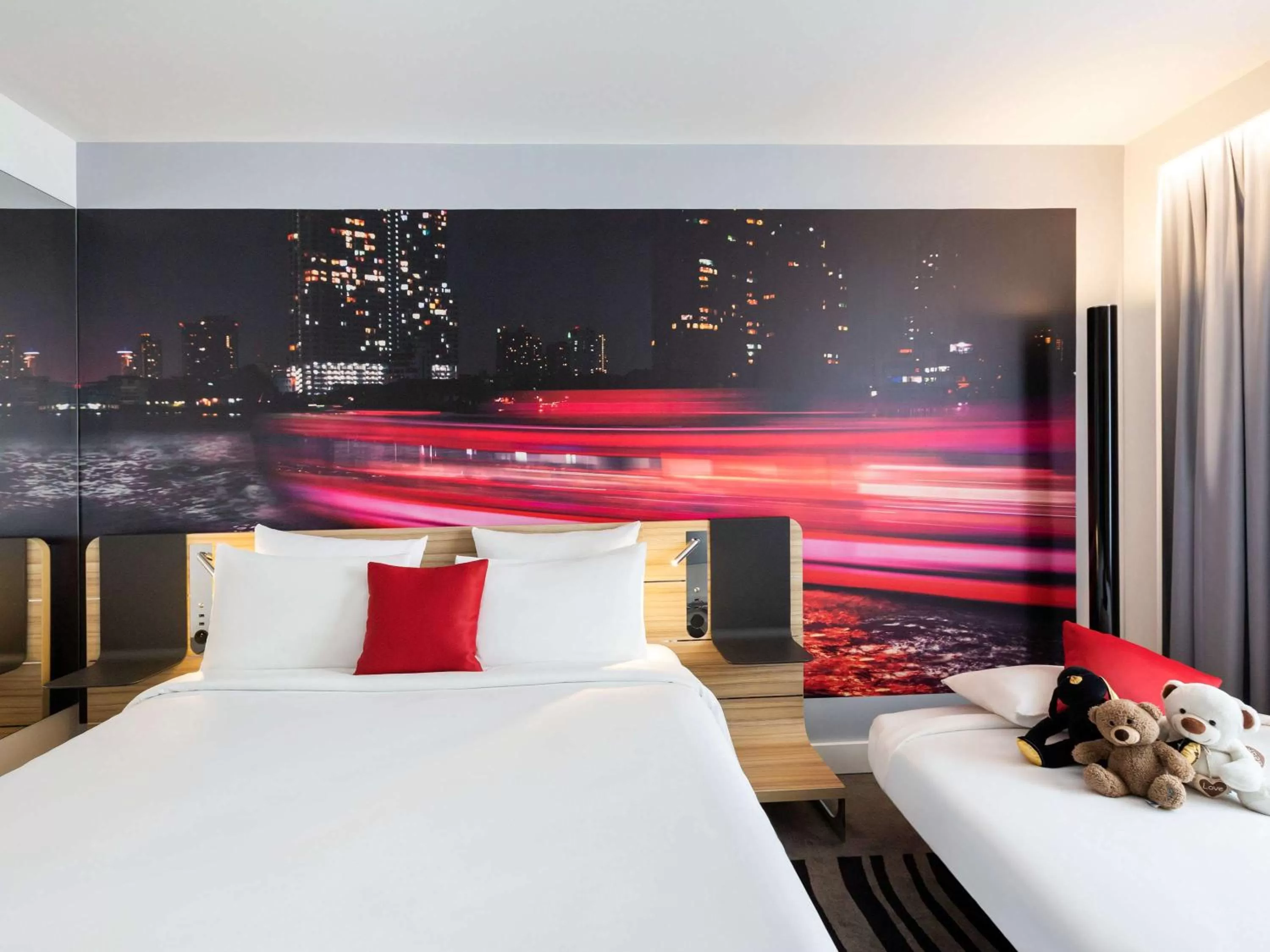 Photo of the whole room, Bed in Novotel Bordeaux Centre Ville