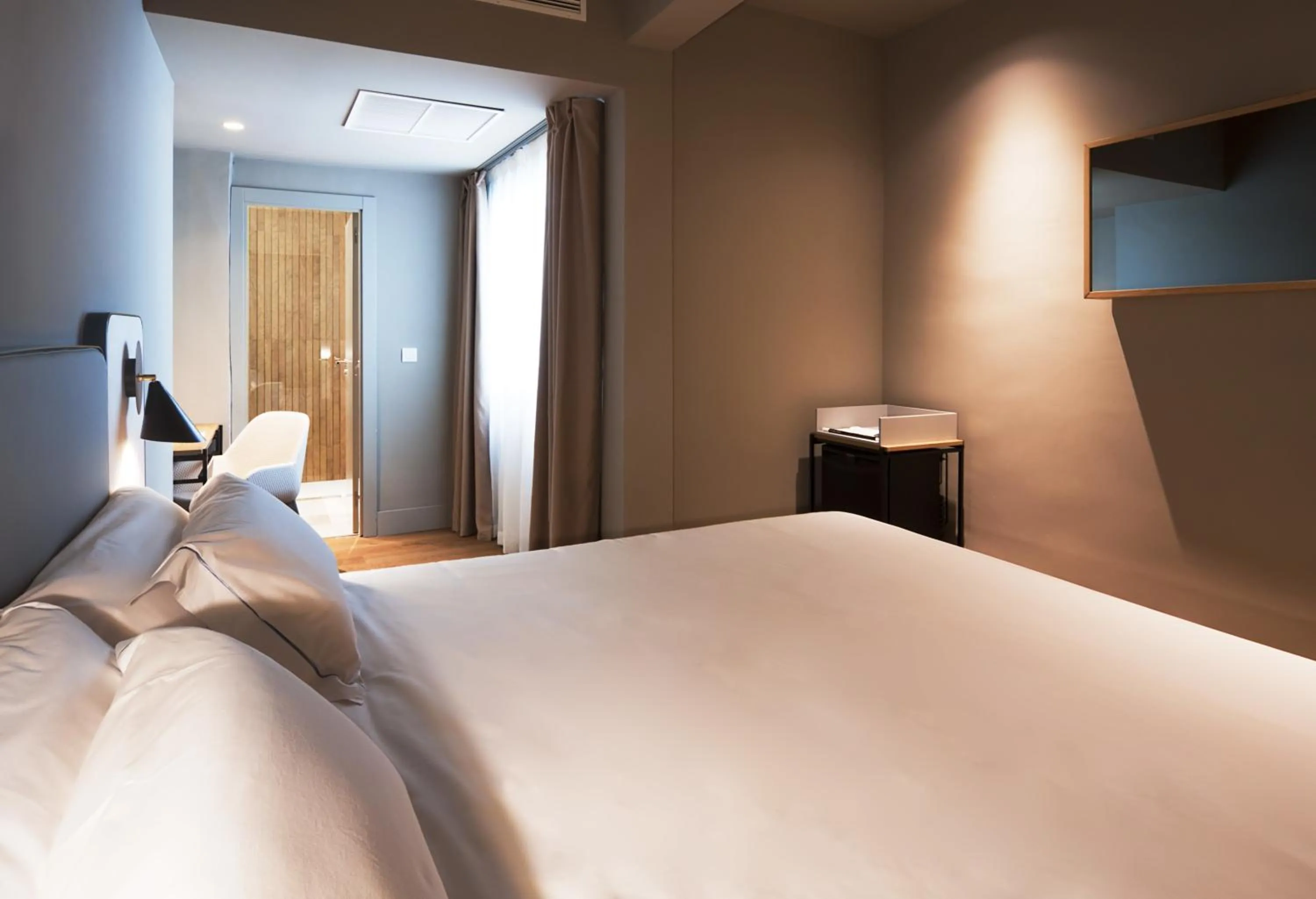 Photo of the whole room, Bed in One Shot Colón