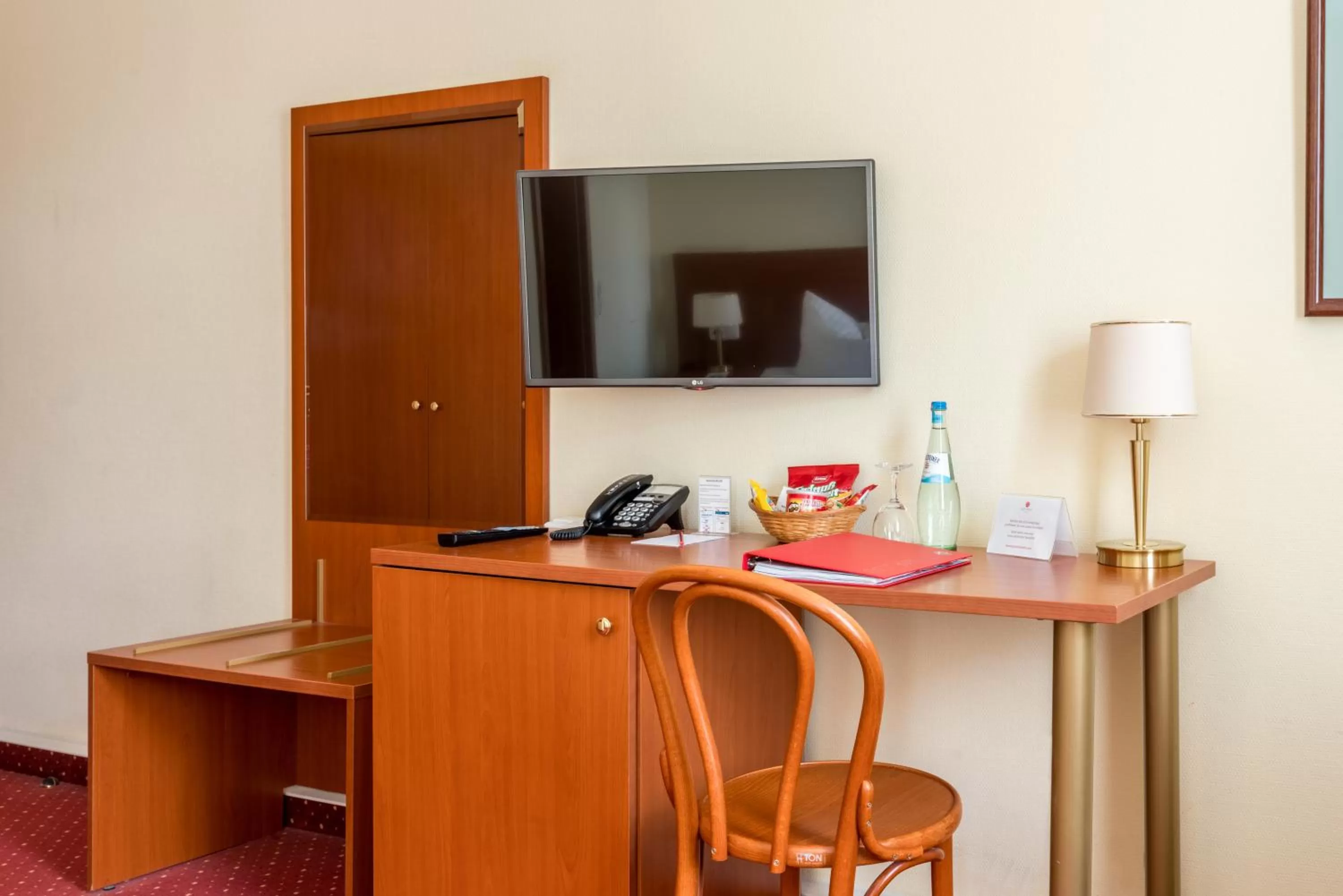 TV and multimedia in AZIMUT Hotel Dresden