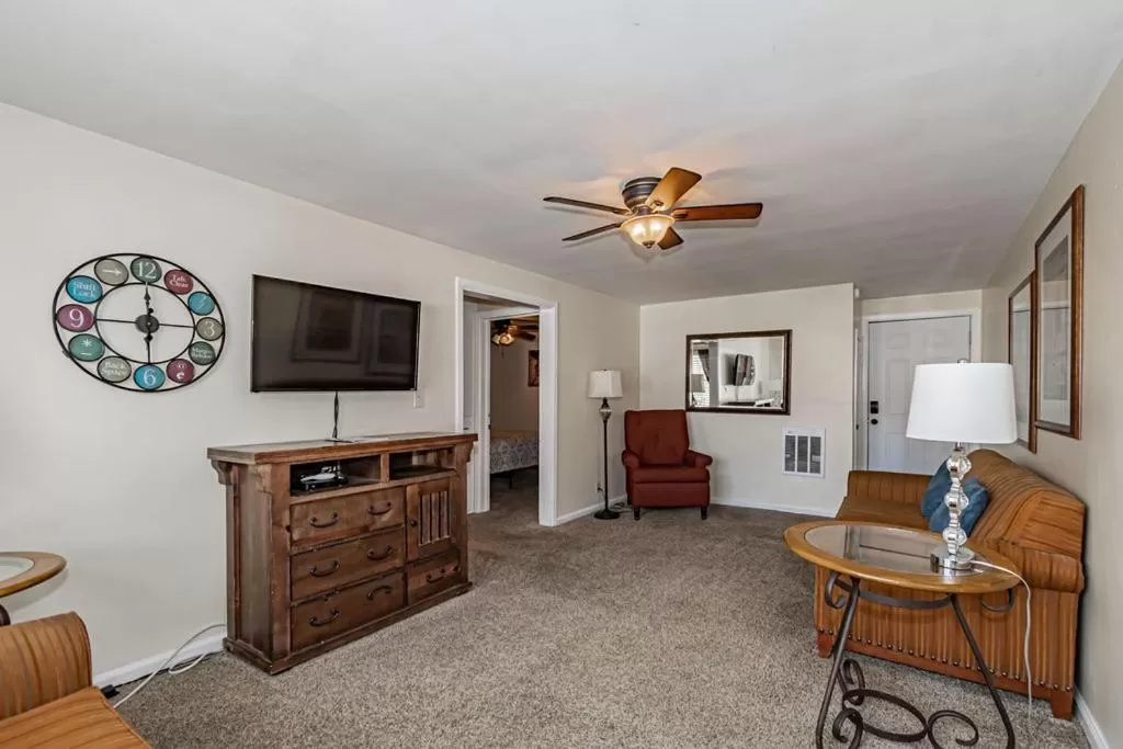 Living room, Seating Area in Suites of Lava Hot Springs