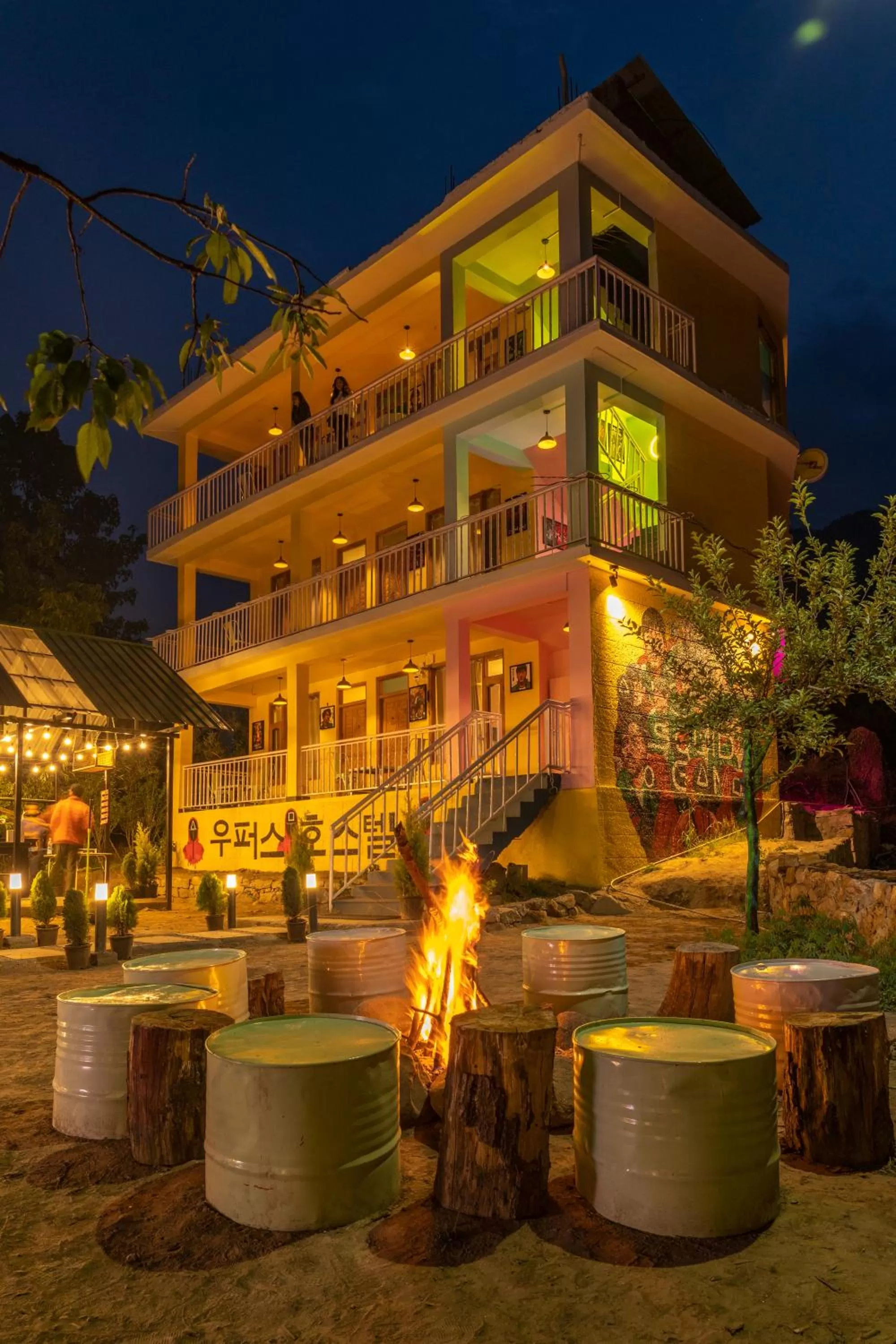 Property building in Whoopers Hostel Manali