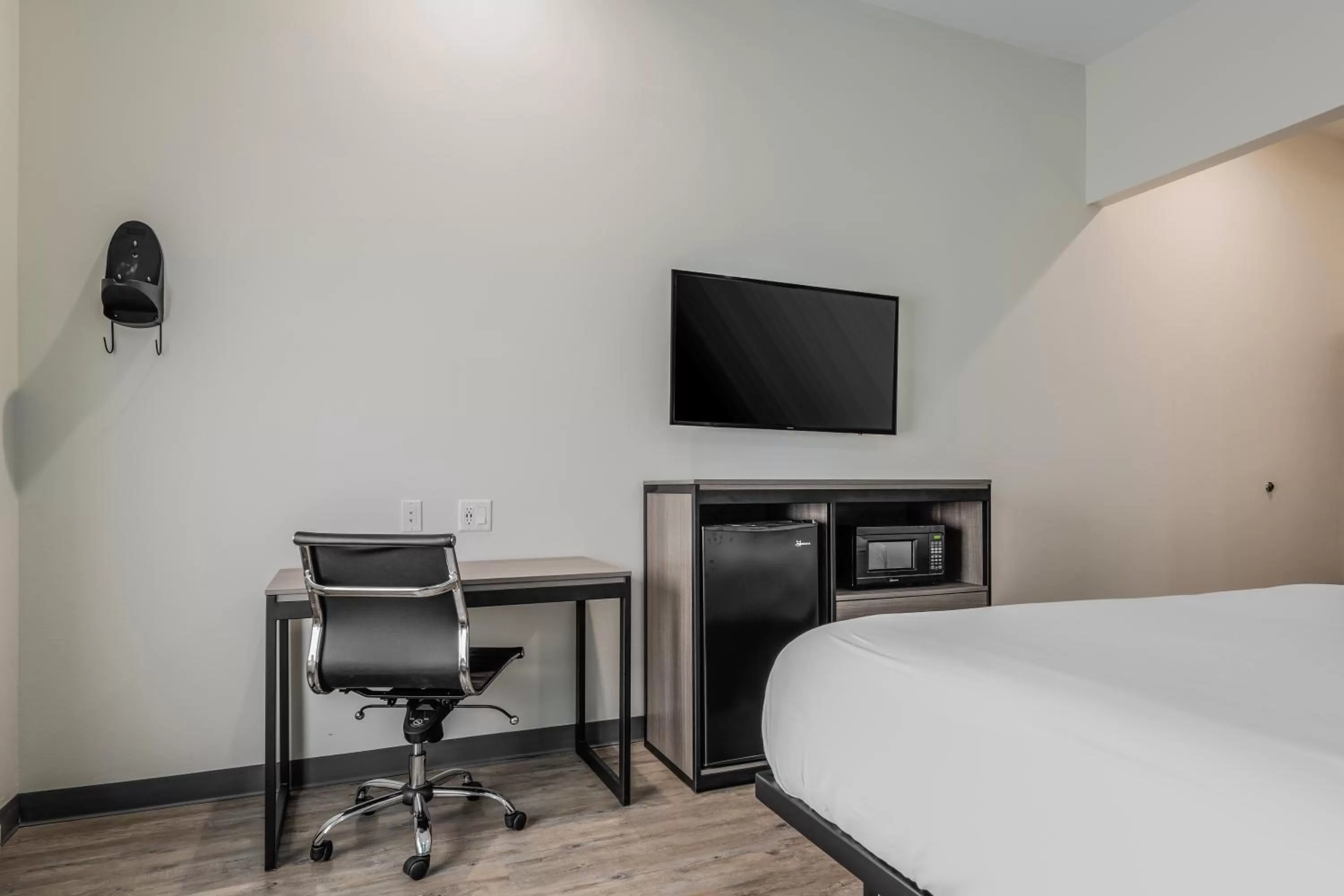TV and multimedia, Bed in Red Lion Inn & Suites Katy