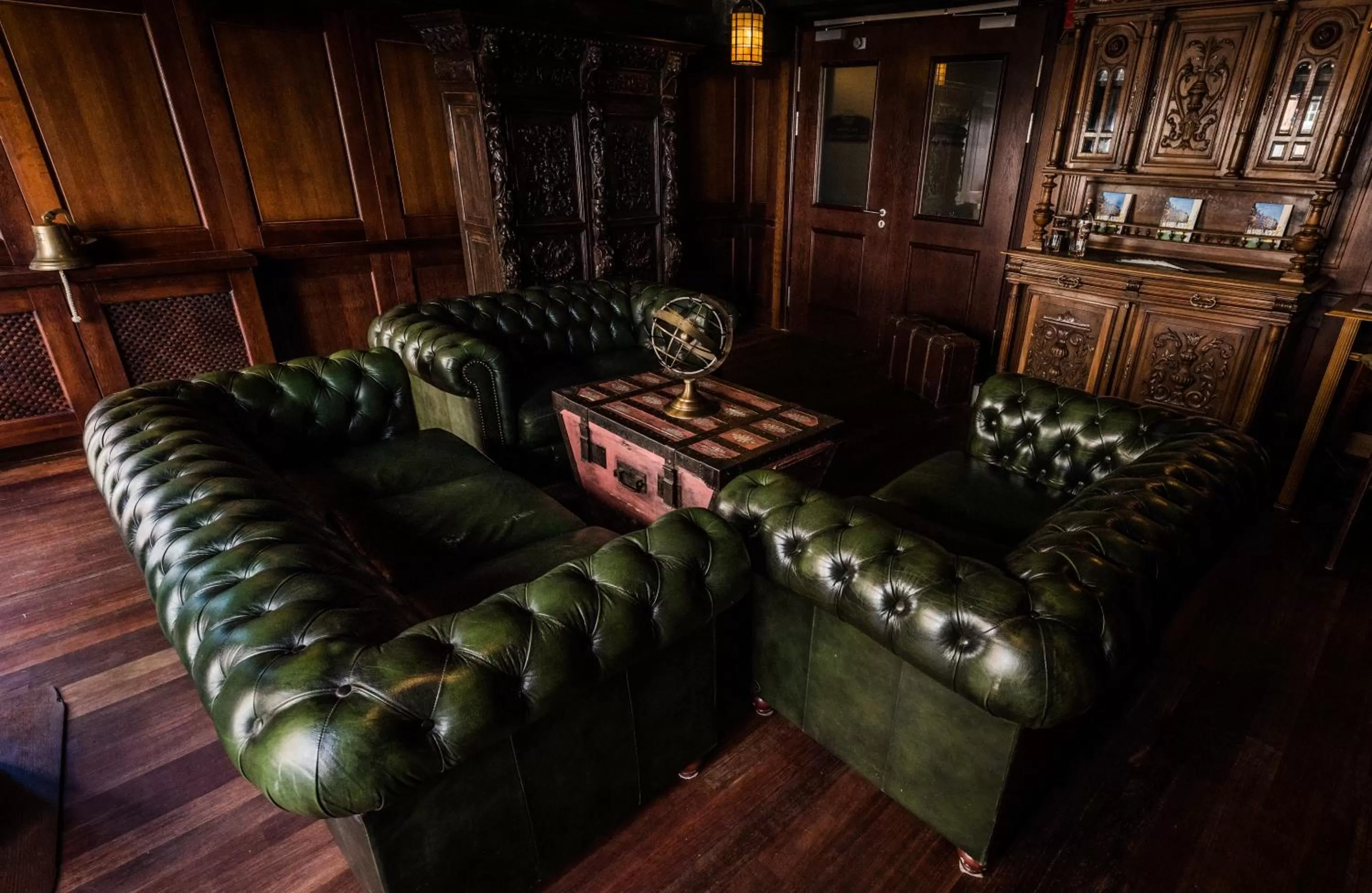 Communal lounge/ TV room in Hotel Holland House Old Town