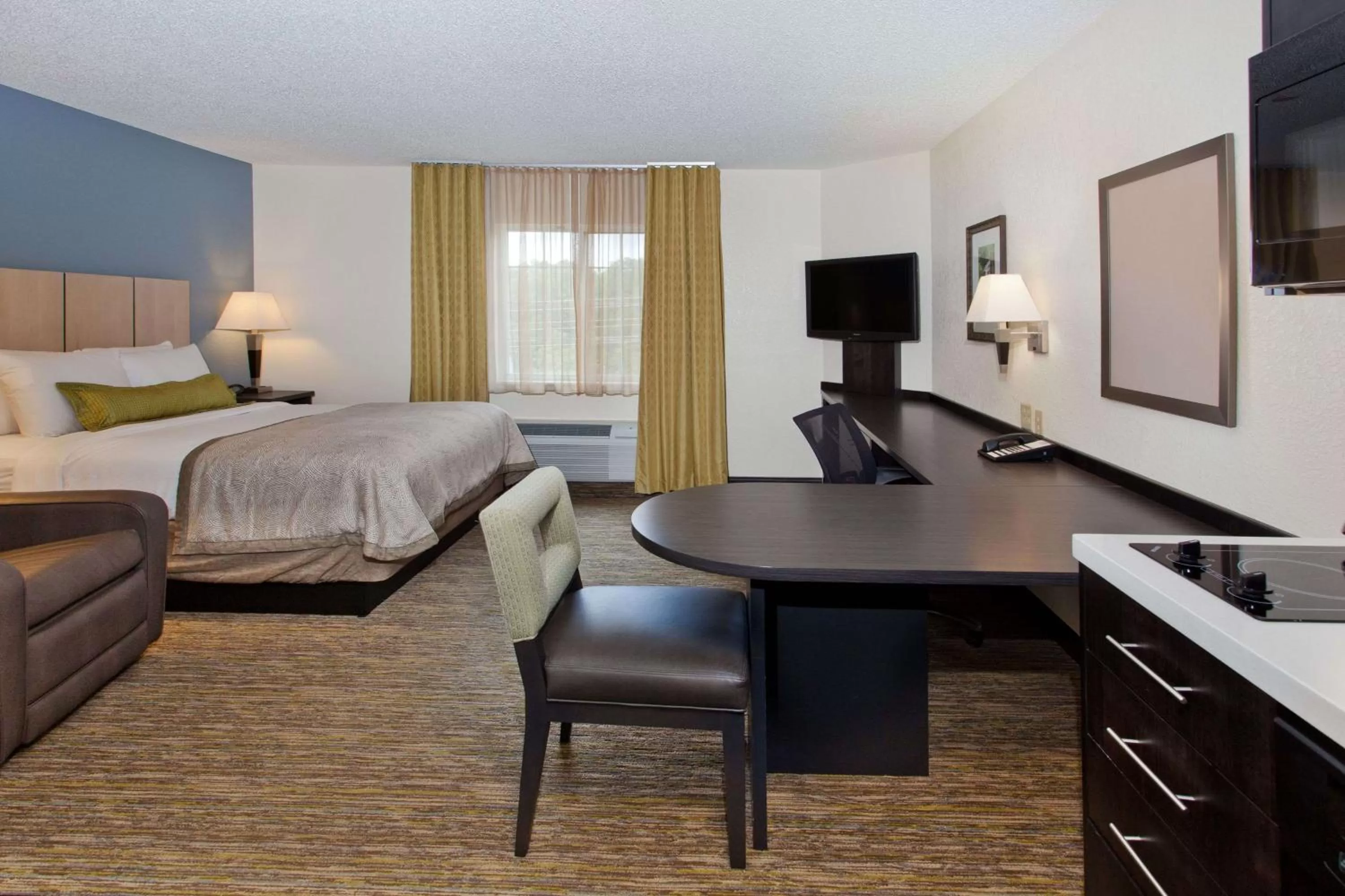 Studio Suite Queen in Sonesta Simply Suites Fort Worth