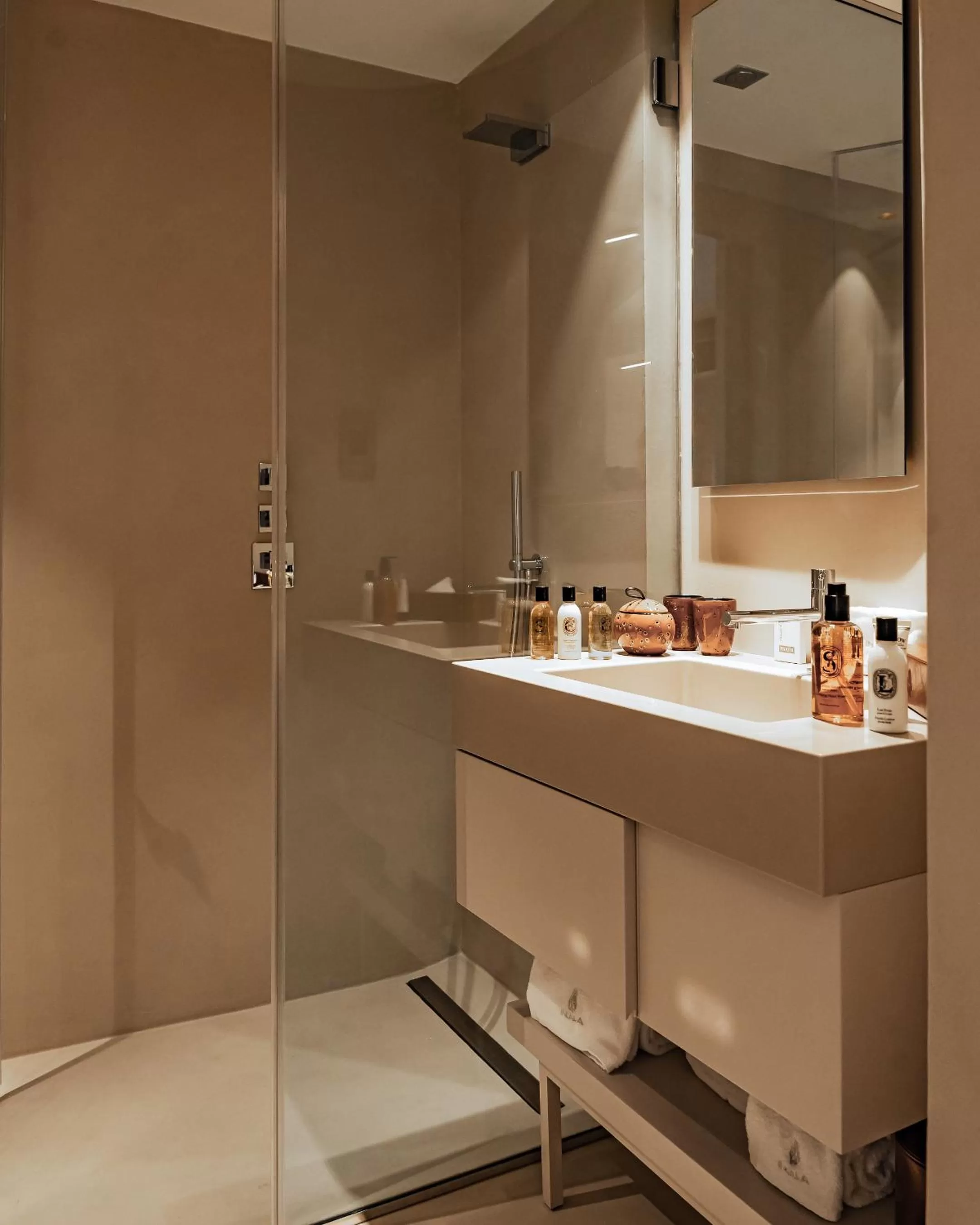 Shower in Iniala Harbour House