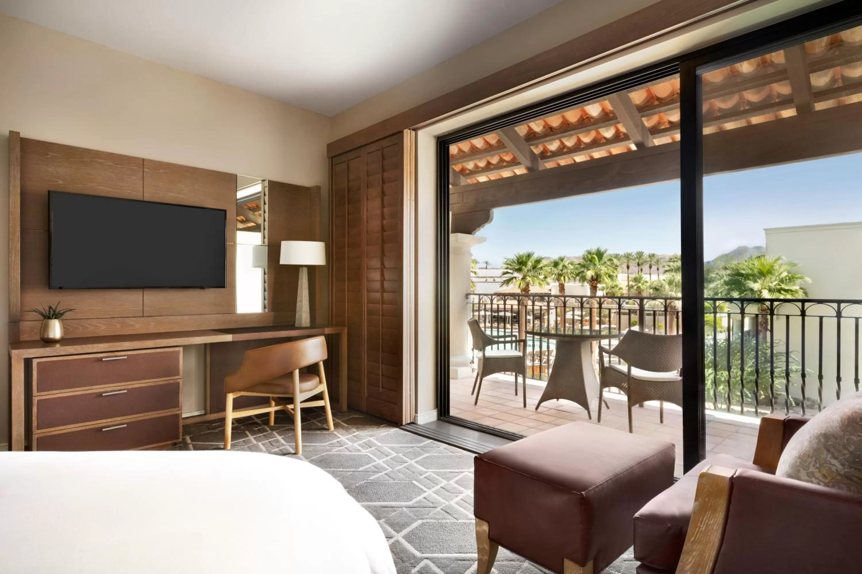 Communal lounge/ TV room, Bed in Fairmont Scottsdale Princess