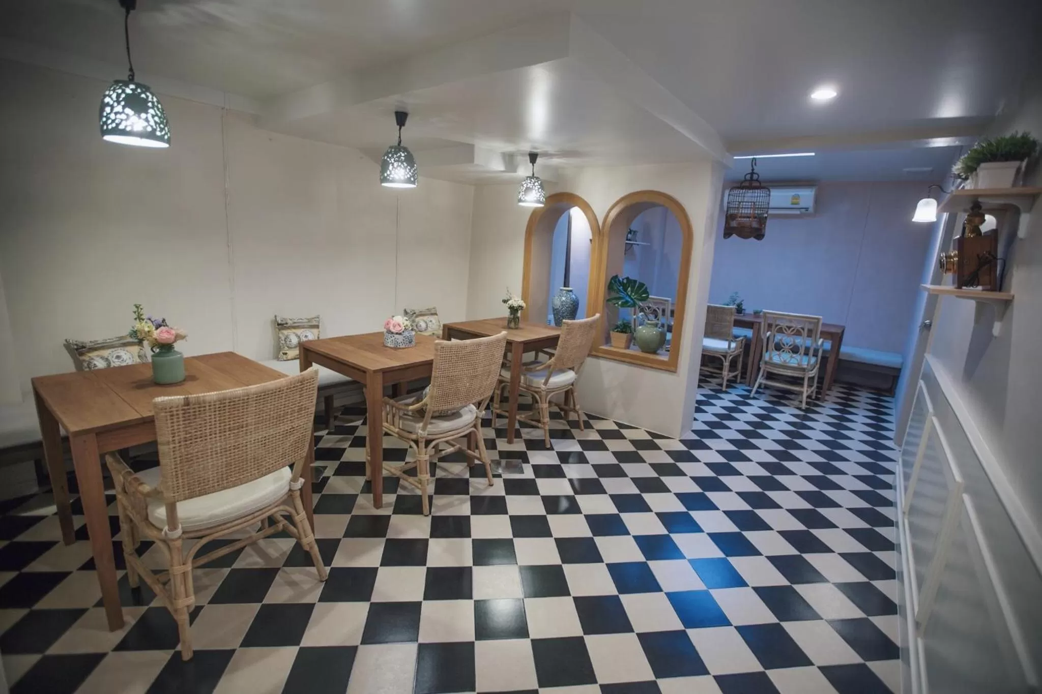 Restaurant/places to eat in Vera Nidhra - Self check-in after 6pm