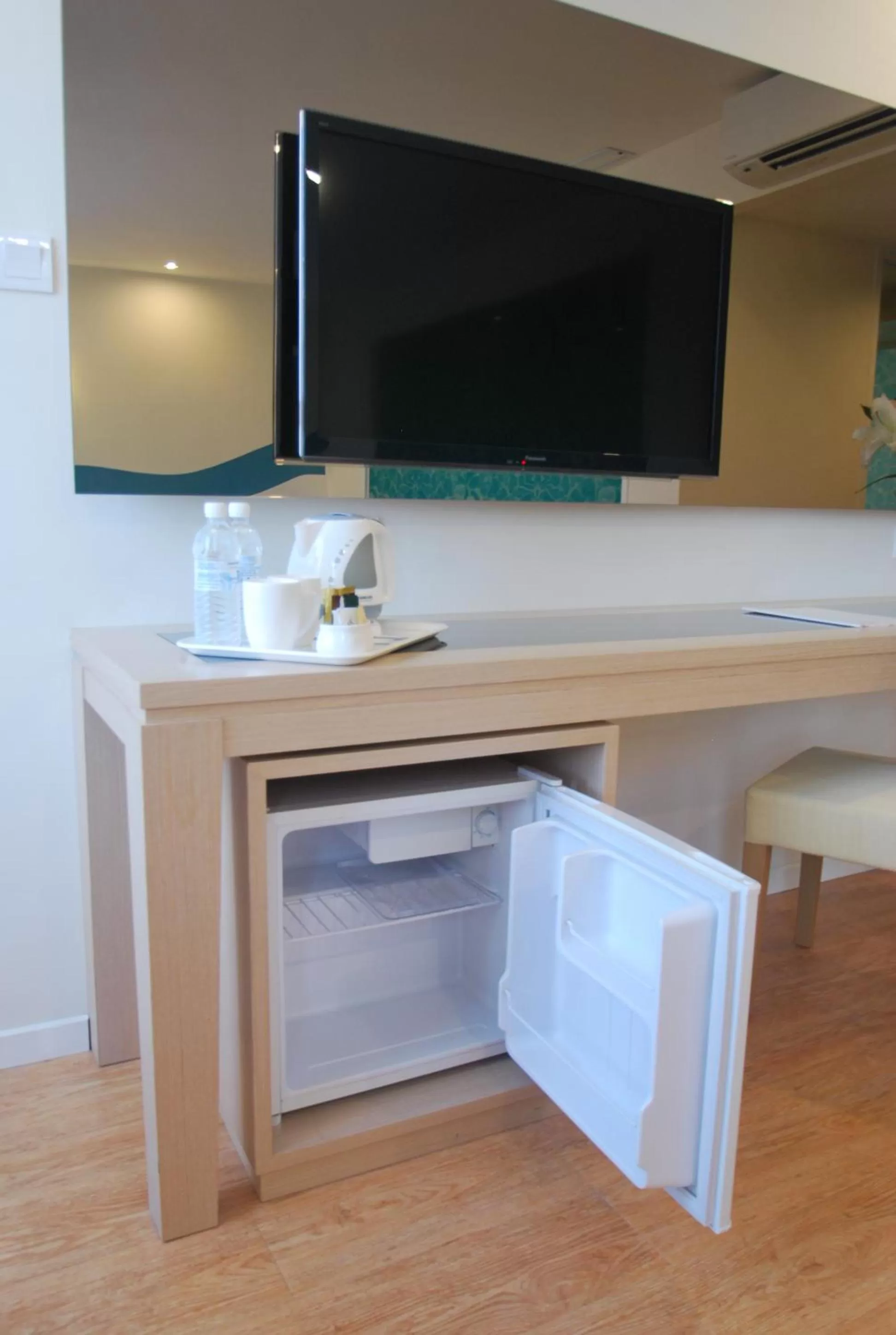 Coffee/tea facilities in Oceania Hotel