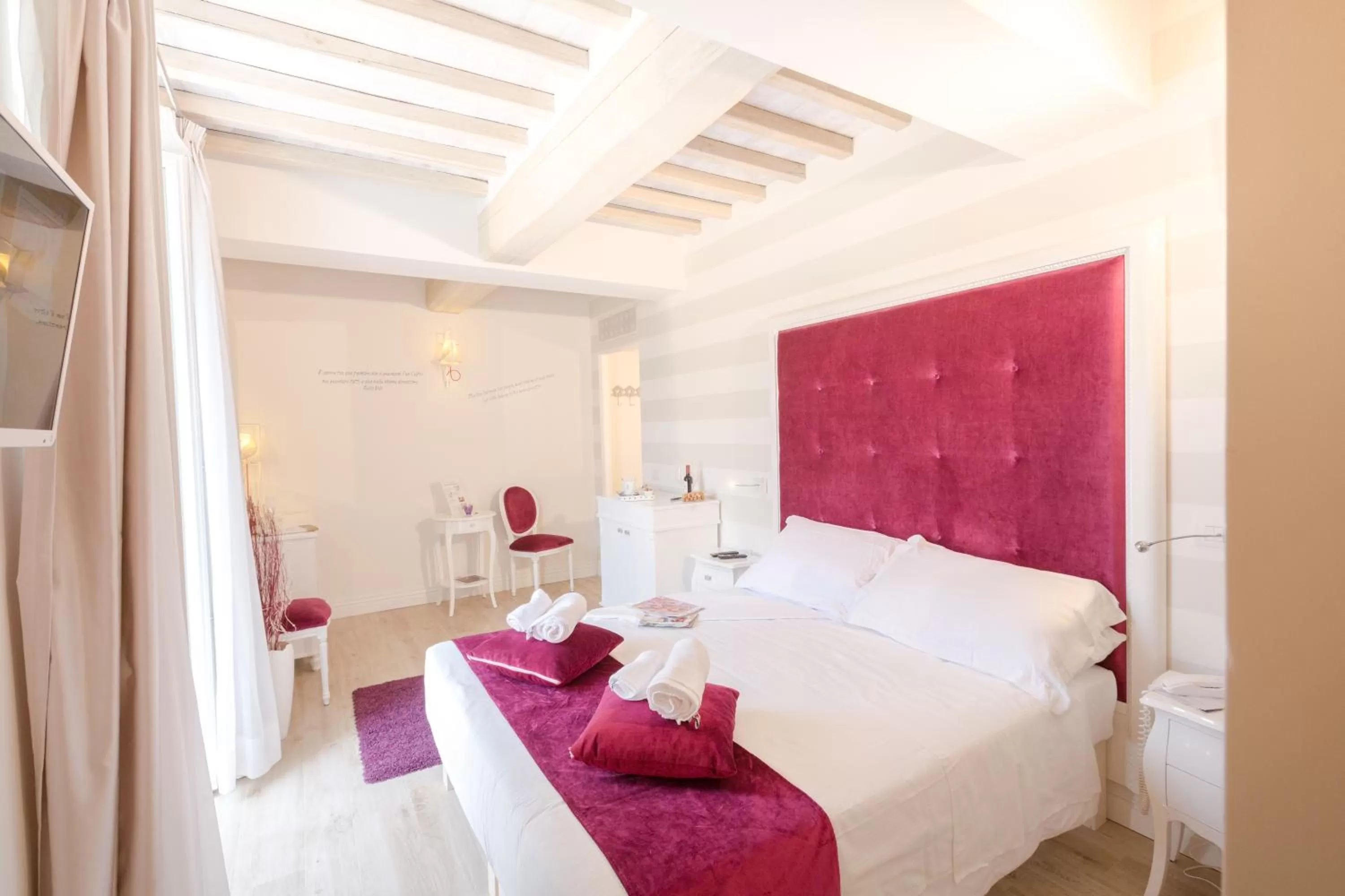 TV and multimedia, Bed in VILLA LIBERTY Boutique Hotel - Borgo Capitano Collection