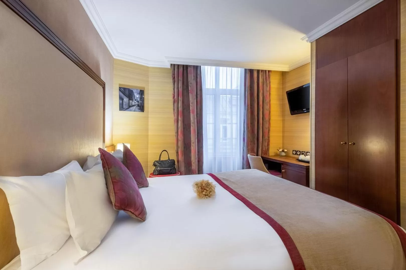 Photo of the whole room, Bed in Hôtel 85 Saint Honore