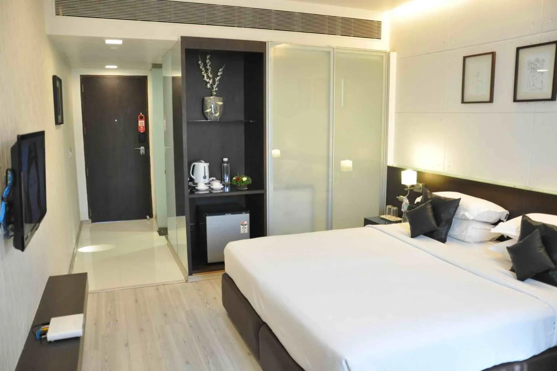 Photo of the whole room, Bed in Comfort Inn Sunset