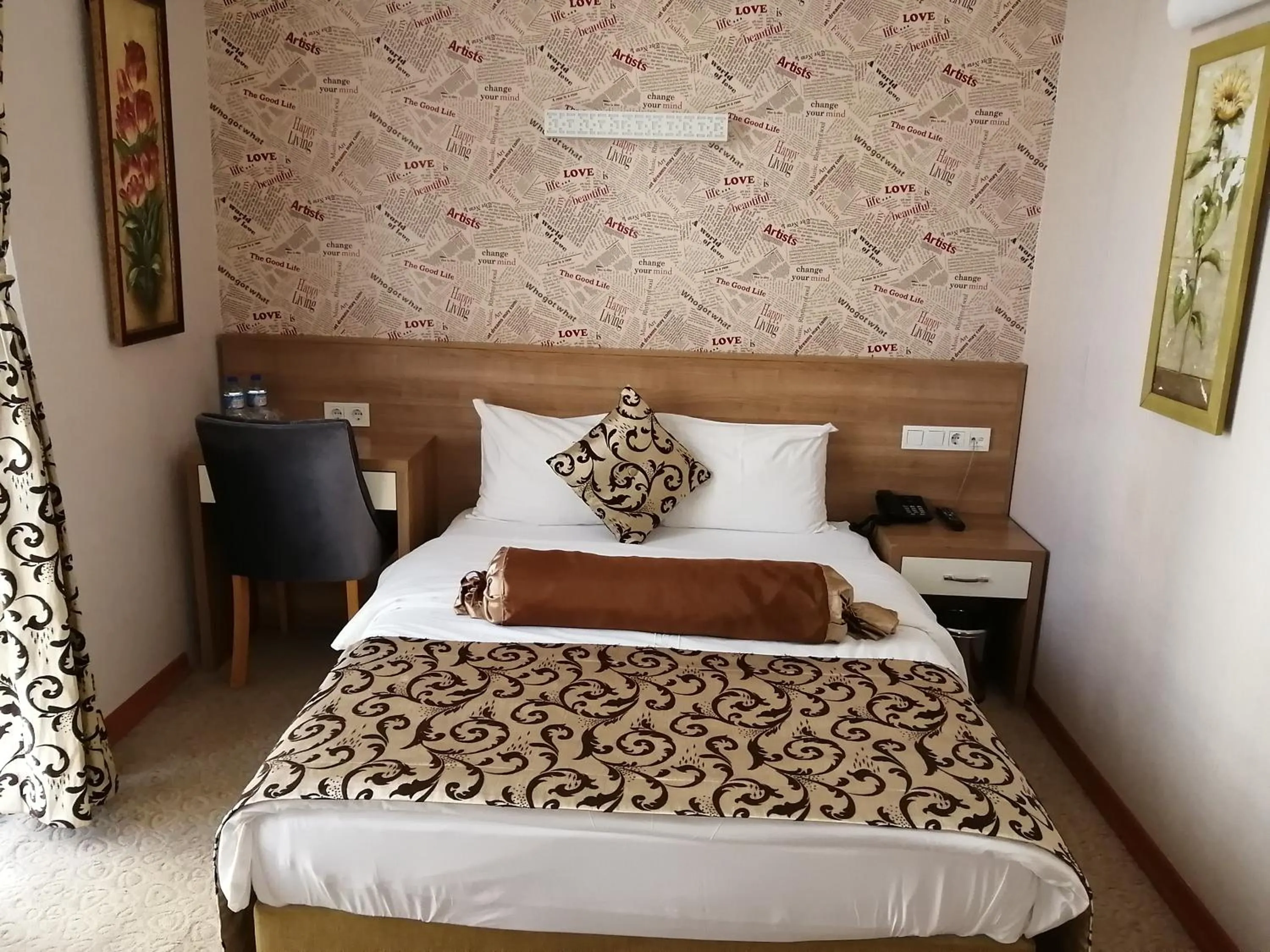 Dining area, Bed in Nice Royal