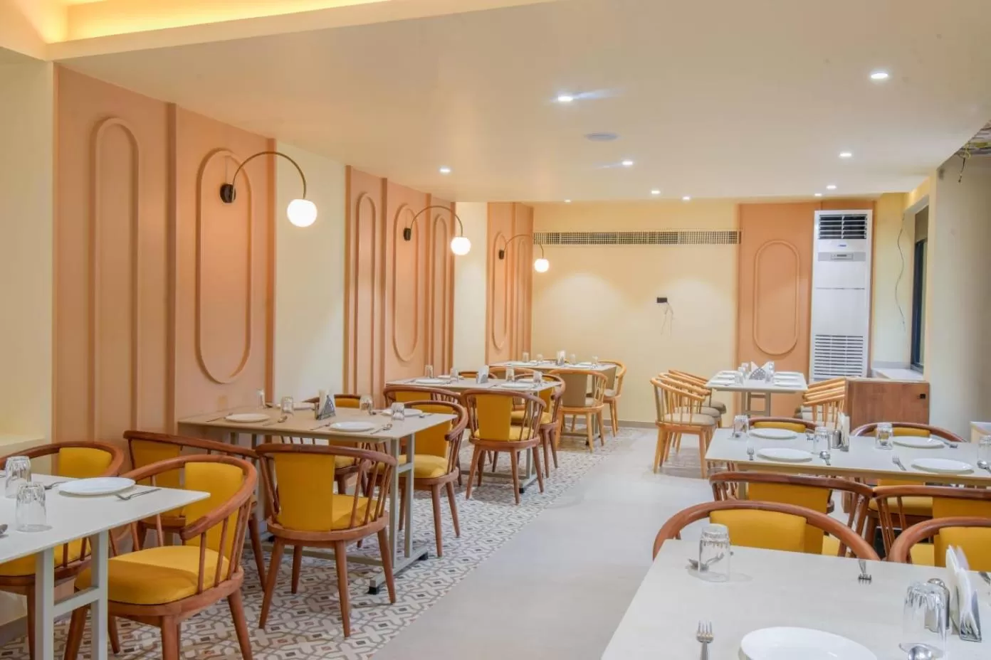 Restaurant/places to eat in Hotel Vrishali Executive