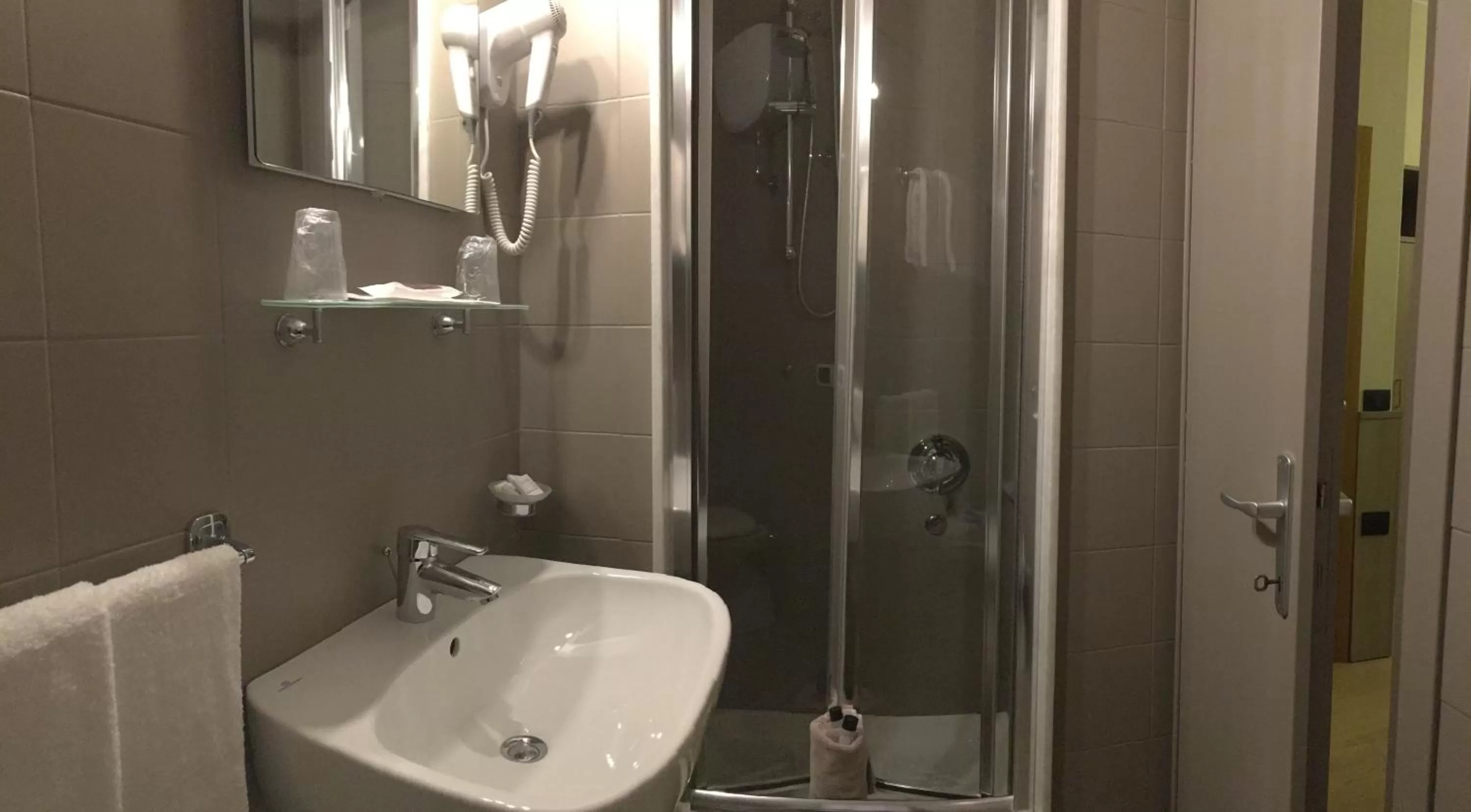 Bathroom in Hotel Est Piombino