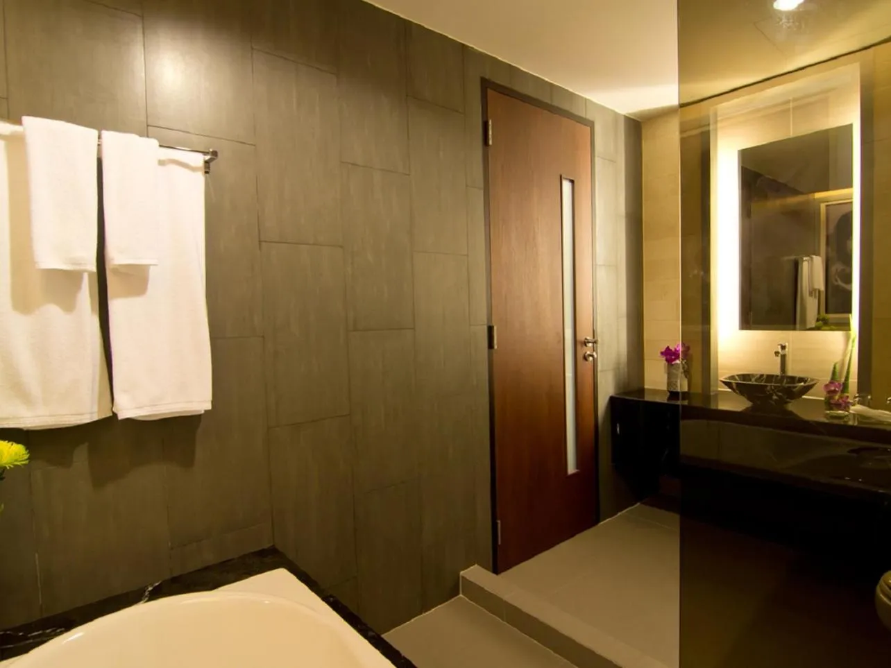 Bathroom, Bed in Way Hotel Pattaya