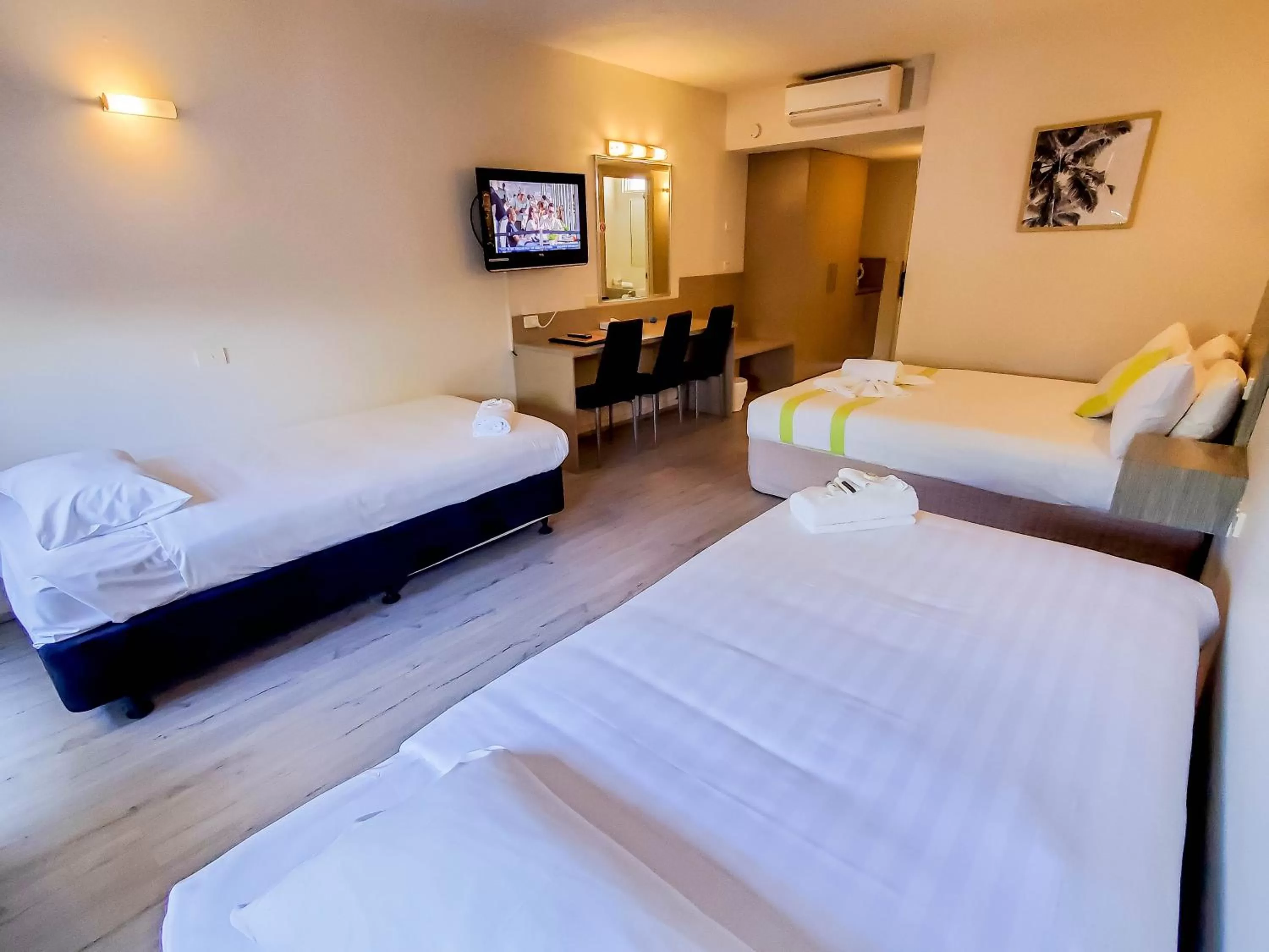 Photo of the whole room, Bed in Sandors Motor Inn