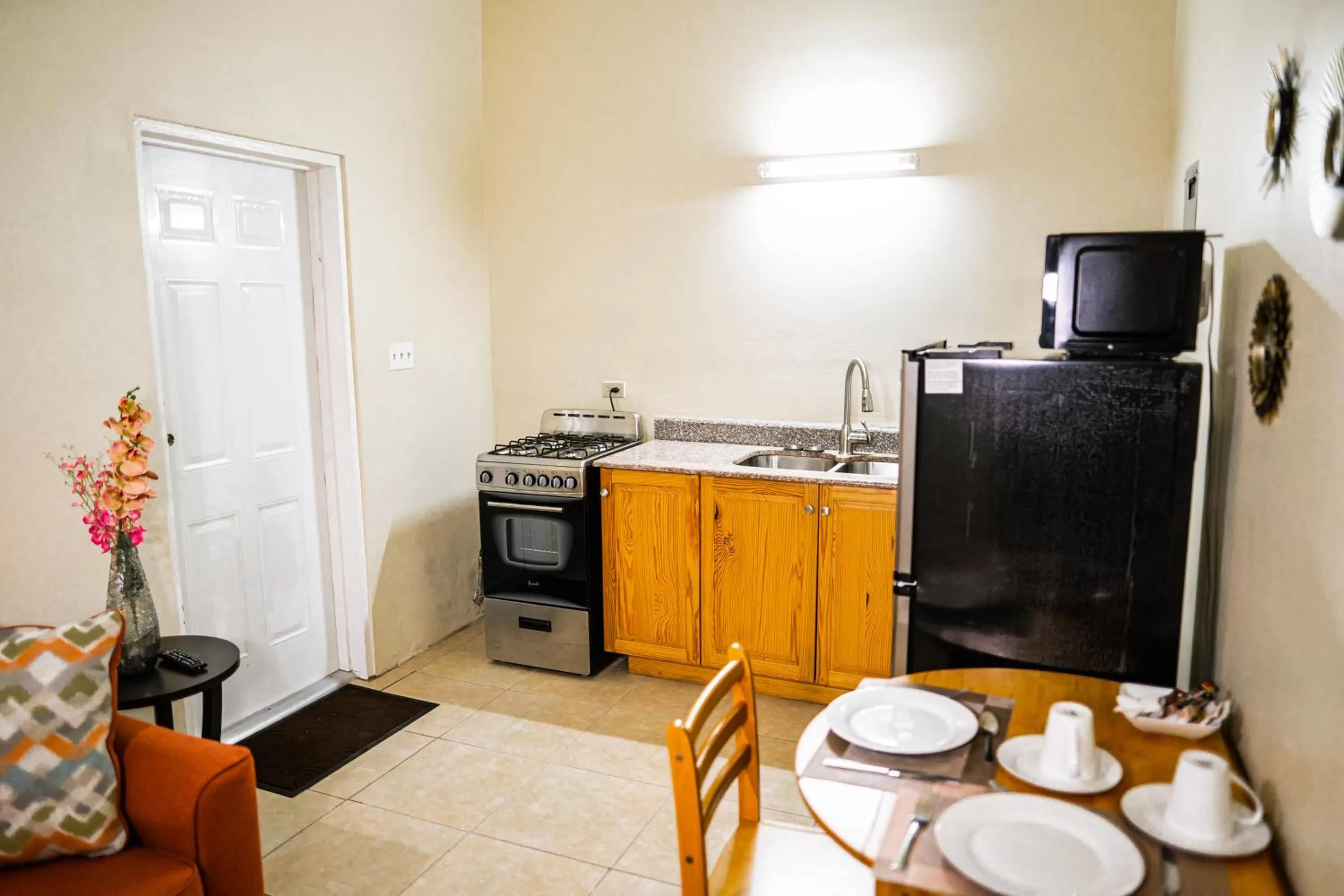 Communal lounge/ TV room in Connie's Comfort Suites