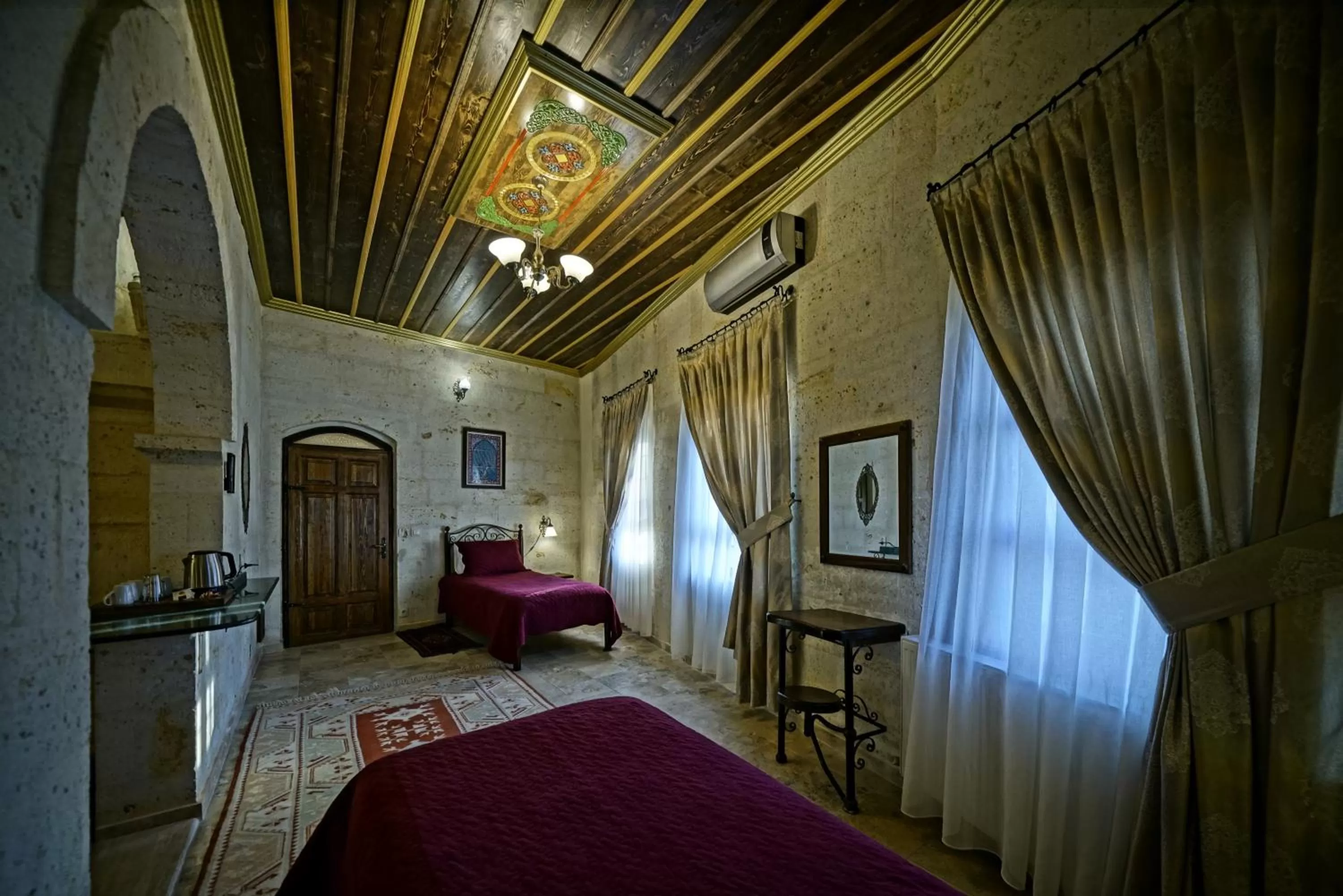 Property building, Bed in Vista Cave Hotel